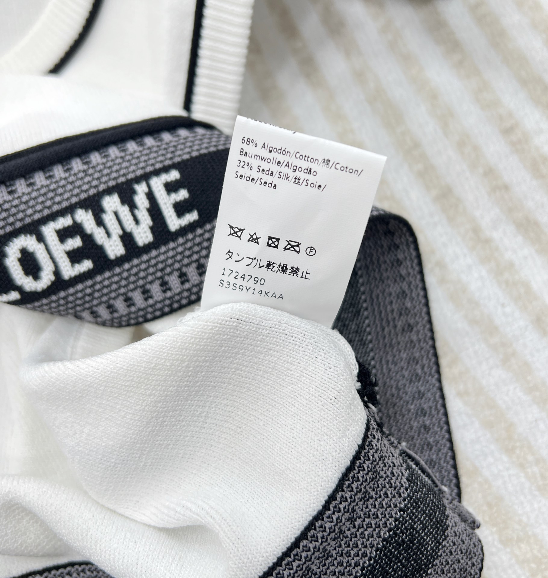 LOEWE经典字母织带运动背心翻单出货夏日衣橱里必不可少的单品就是背心啦!素净衬衫搭配运动背心，这种随意