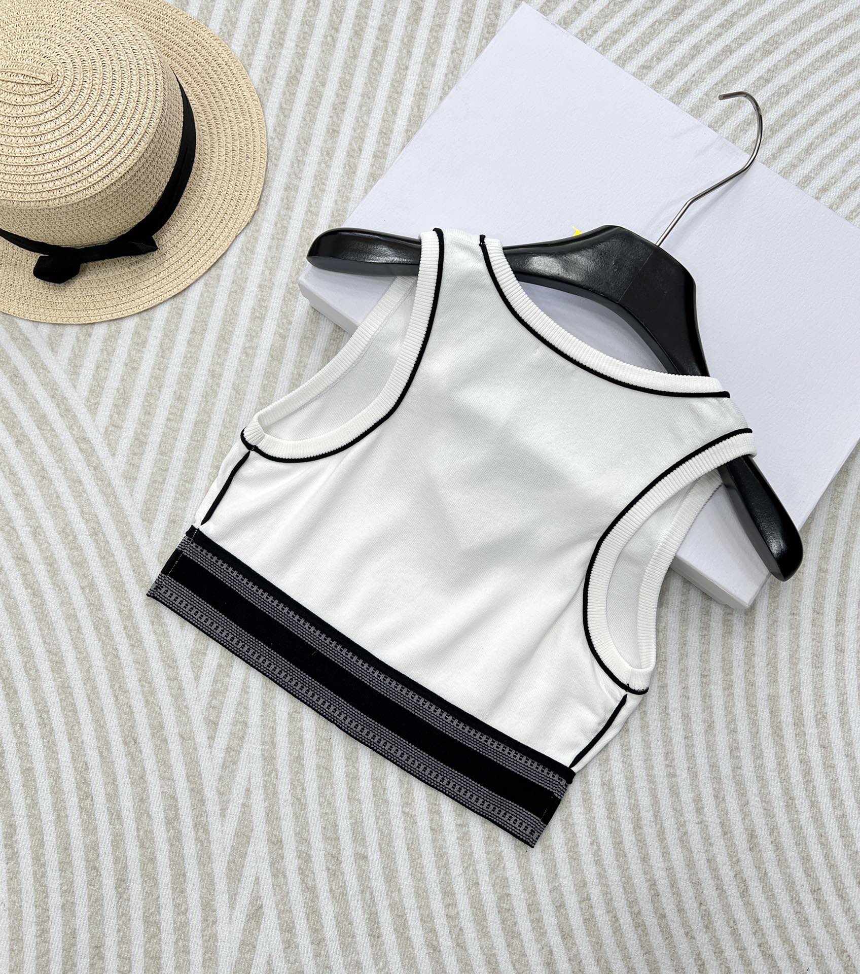 LOEWE经典字母织带运动背心翻单出货夏日衣橱里必不可少的单品就是背心啦!素净衬衫搭配运动背心，这种随意