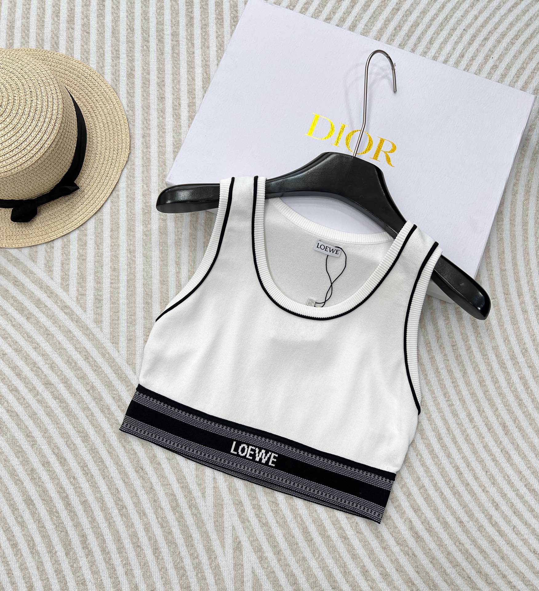 NO:295391,LOEWE classic letter webbing sports vest turn-up and shipment is the essential item in the summer wardrobe! A simple shirt with a sports vest, this casual feel is really cool and it is hard not to love when you go out in summer~ In addition to the classic vest, this short vest is simply an inner artifact, close your eyes! Three-color black and white apricot color large products are available~ Size sml, loewe, loewe, shirts, alexander wang19860909LOEWE经典字母织带运动背心翻单出货夏日衣橱里必不可少的单品就是背心啦!素净衬衫搭配运动背心,这种随意感真是又帅又酷夏天出街很难不爱~罗家除了经典款的背心外,这款短背心简直就是内搭神器,闭眼入!三色黑色白色杏色大货以出～ 尺码sml,,loewe,loewe,shirts,alexander wang,Women's clothing