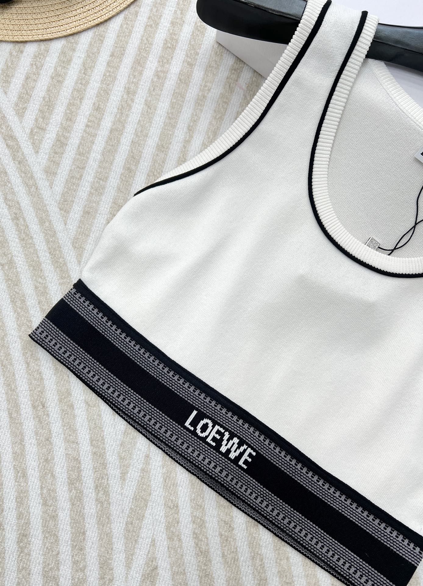 LOEWE经典字母织带运动背心翻单出货夏日衣橱里必不可少的单品就是背心啦!素净衬衫搭配运动背心，这种随意