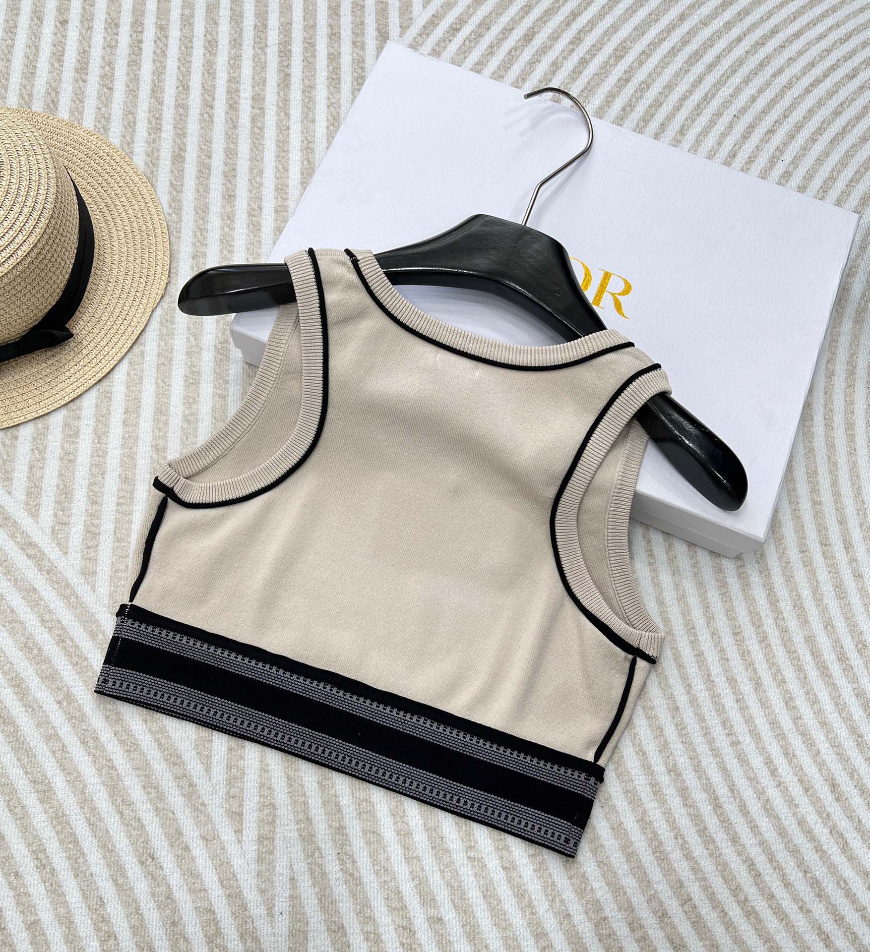 LOEWE经典字母织带运动背心翻单出货夏日衣橱里必不可少的单品就是背心啦!素净衬衫搭配运动背心，这种随意