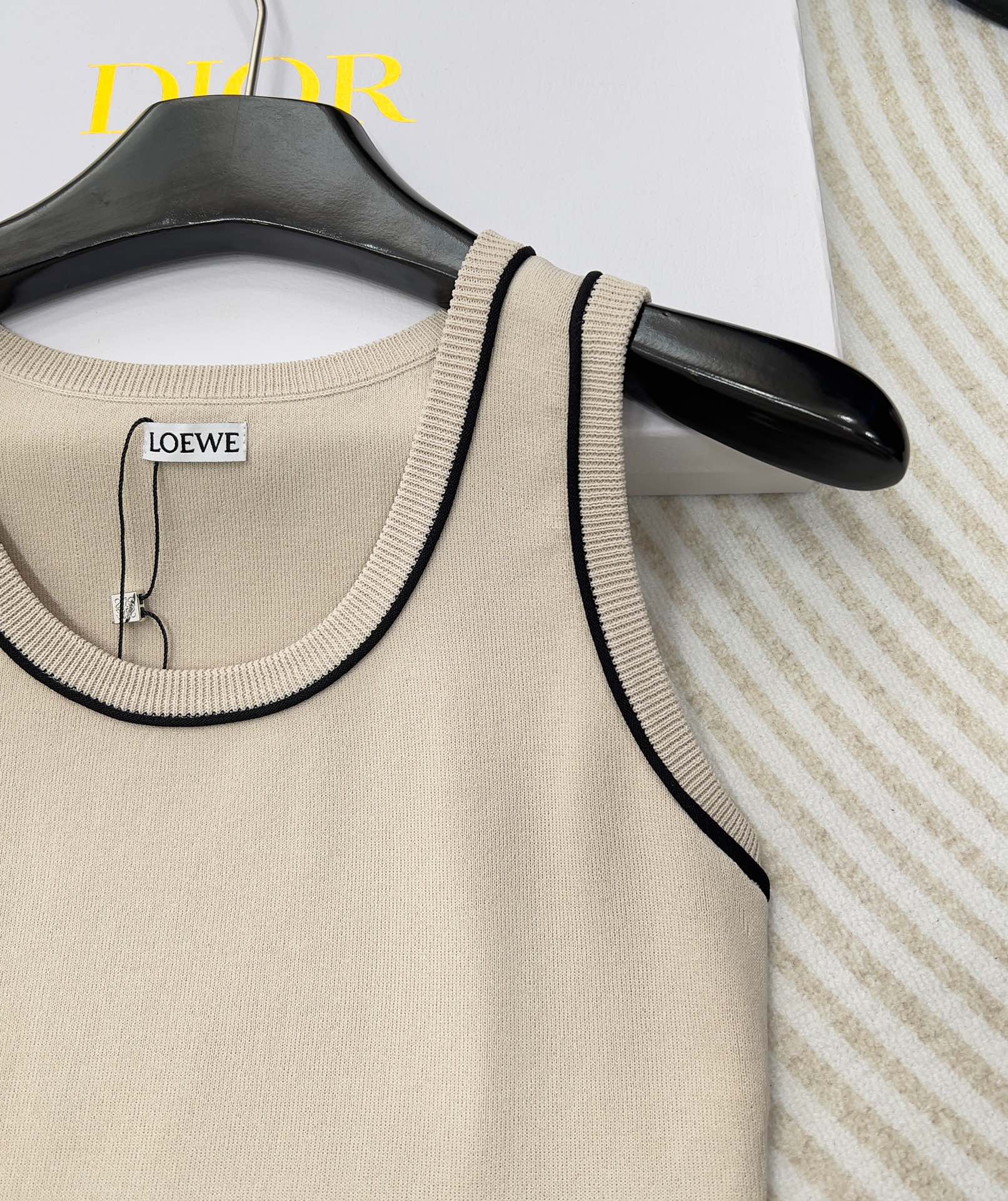 LOEWE经典字母织带运动背心翻单出货夏日衣橱里必不可少的单品就是背心啦!素净衬衫搭配运动背心，这种随意