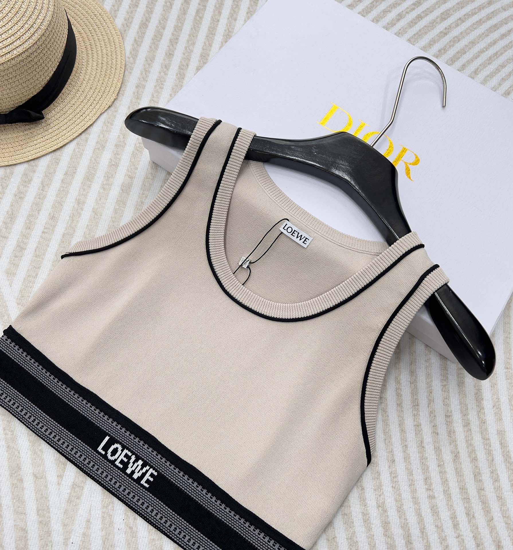 LOEWE经典字母织带运动背心翻单出货夏日衣橱里必不可少的单品就是背心啦!素净衬衫搭配运动背心，这种随意