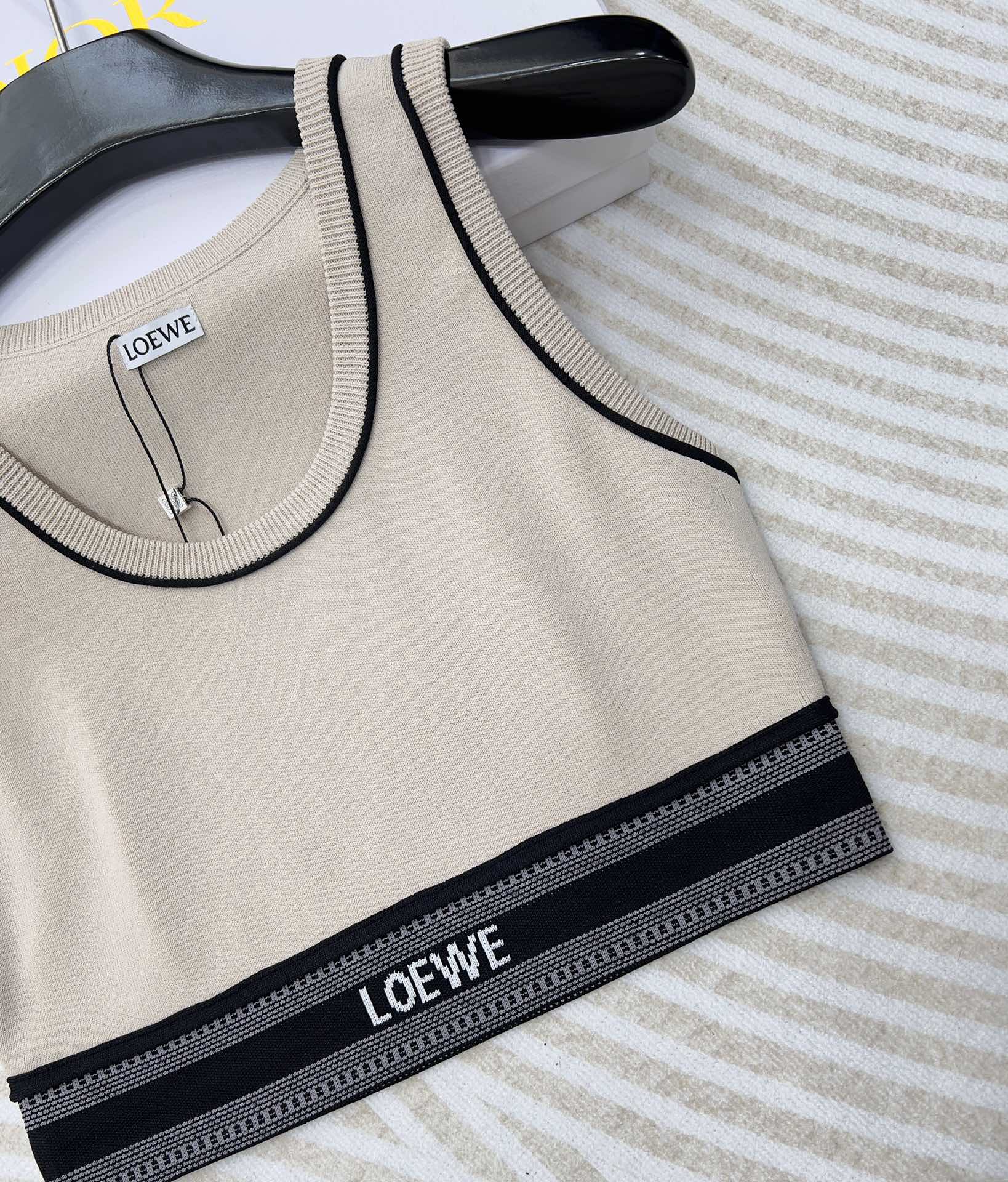 LOEWE经典字母织带运动背心翻单出货夏日衣橱里必不可少的单品就是背心啦!素净衬衫搭配运动背心，这种随意