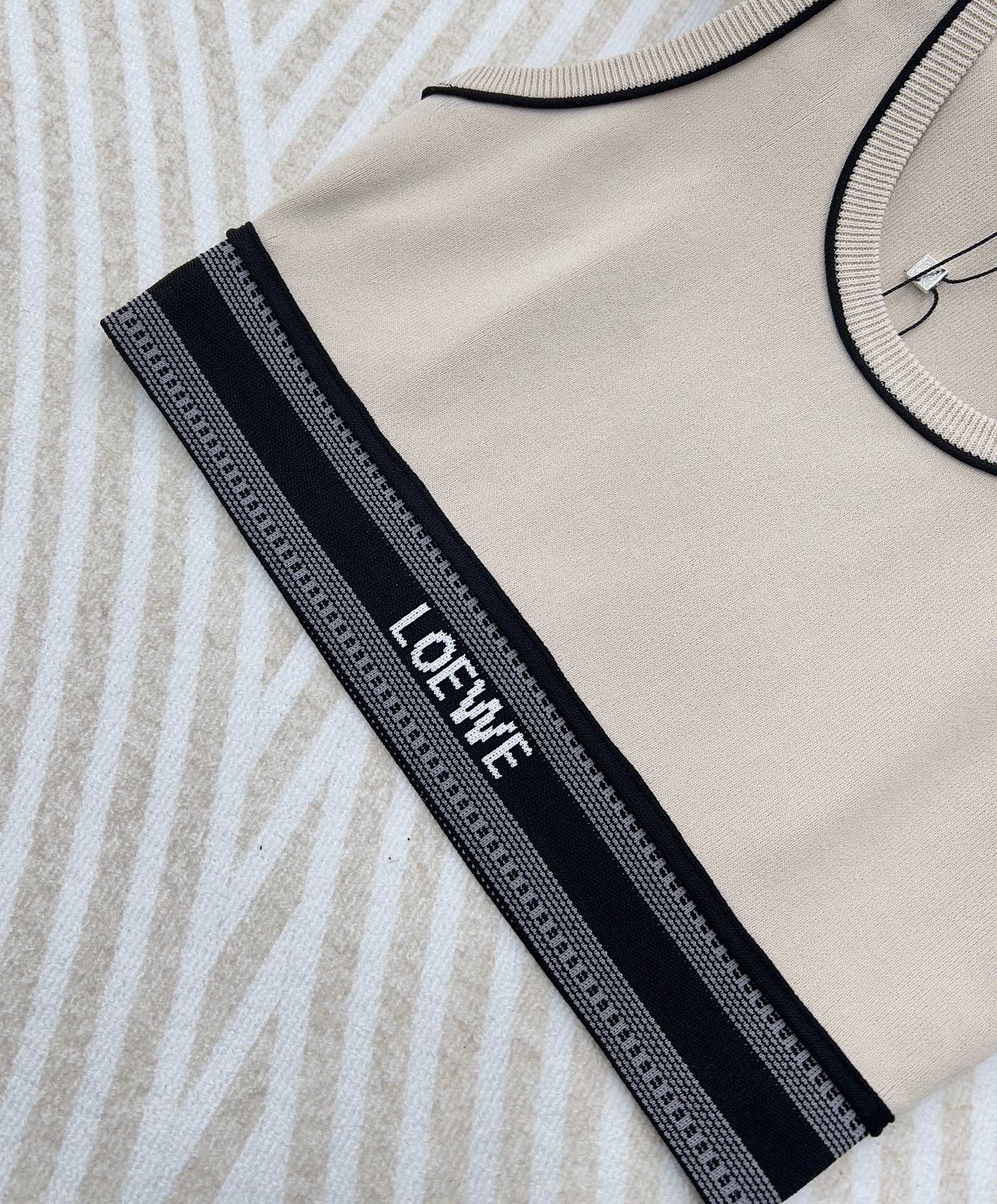 LOEWE经典字母织带运动背心翻单出货夏日衣橱里必不可少的单品就是背心啦!素净衬衫搭配运动背心，这种随意