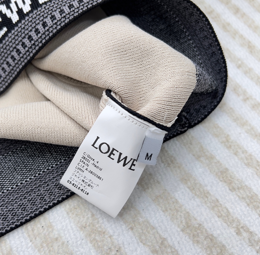 LOEWE经典字母织带运动背心翻单出货夏日衣橱里必不可少的单品就是背心啦!素净衬衫搭配运动背心，这种随意