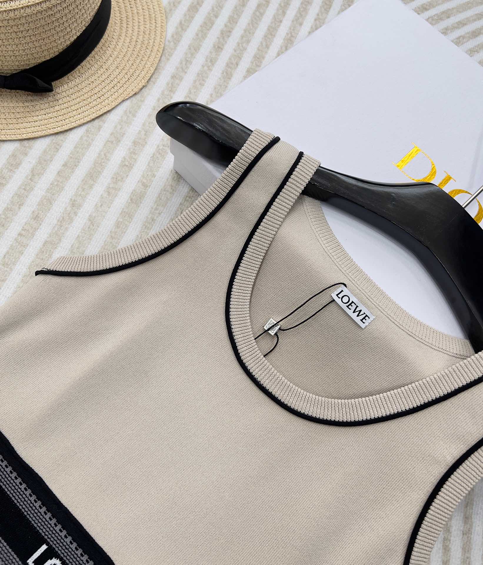 LOEWE经典字母织带运动背心翻单出货夏日衣橱里必不可少的单品就是背心啦!素净衬衫搭配运动背心，这种随意