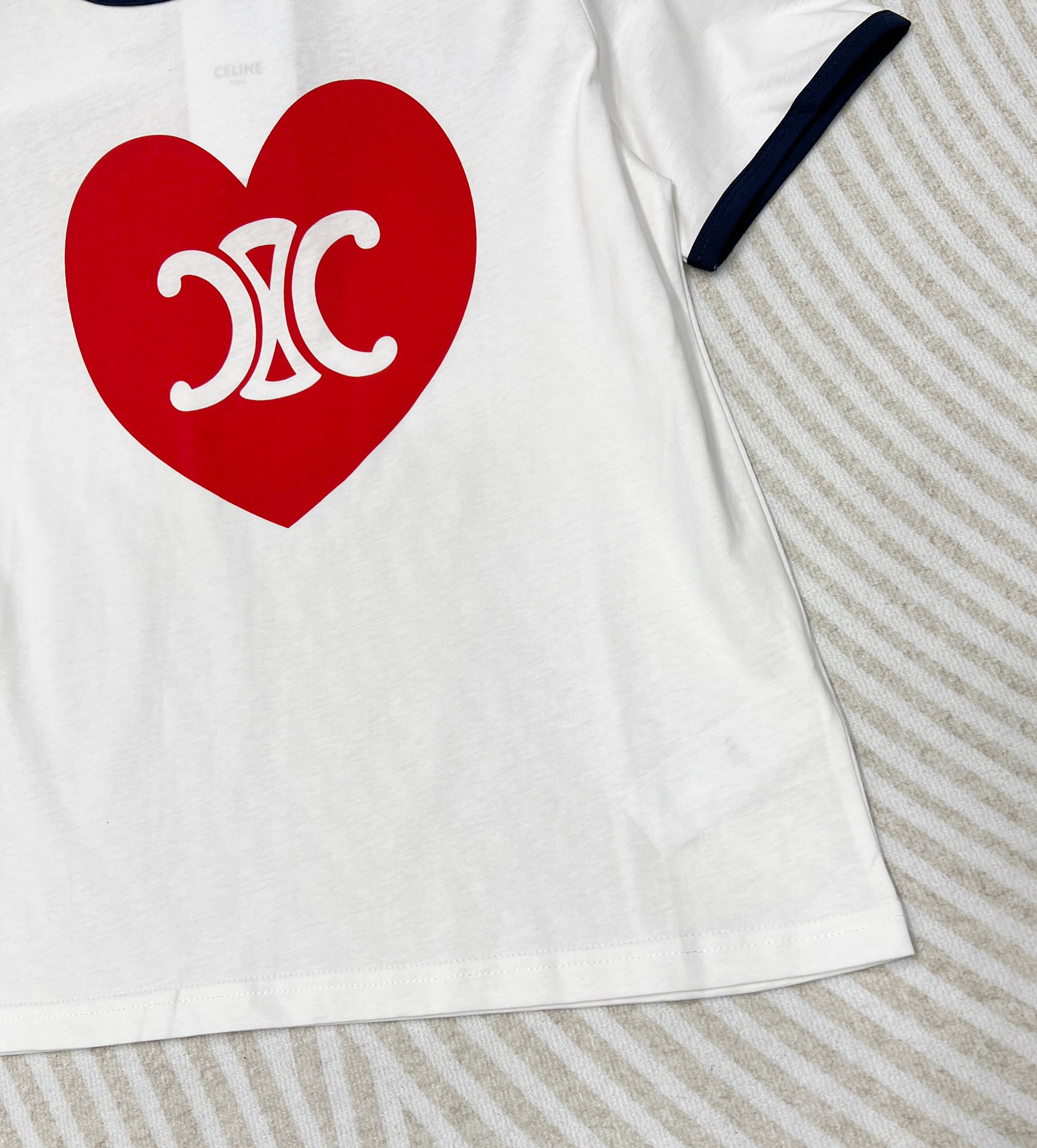 Celin* 24SS春夏新款 爱心凯旋门印花圆领短袖T恤，这款单品真的好看得不要不要的！穿它出街搭讪率