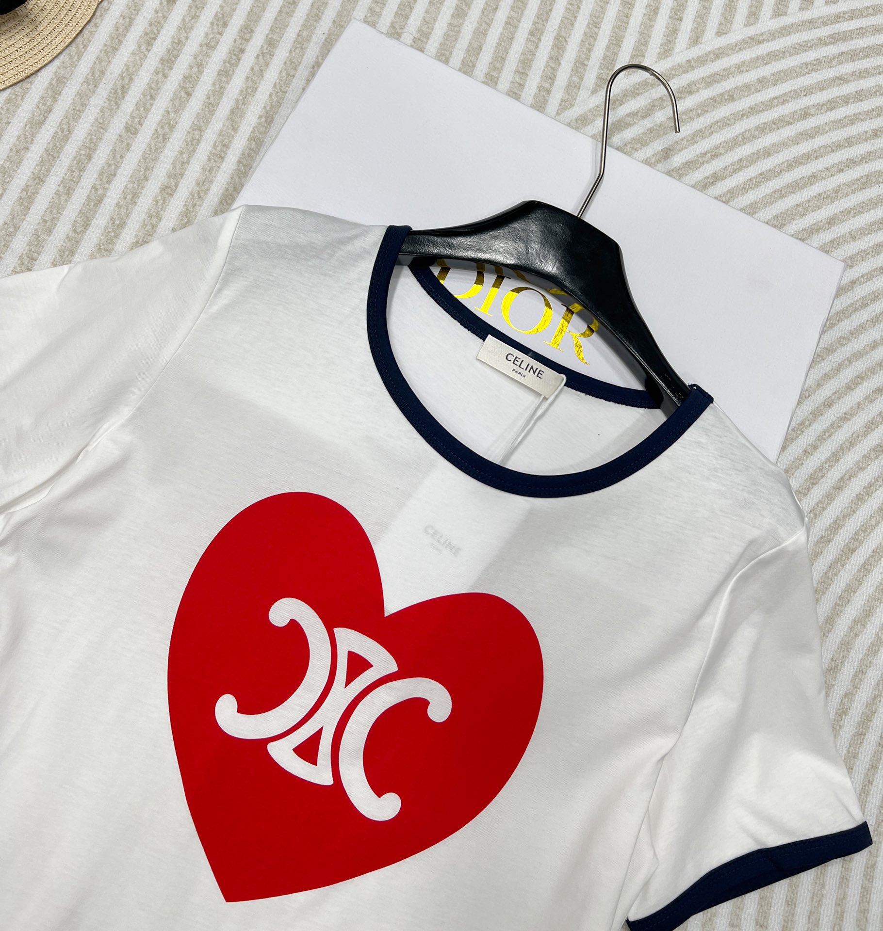 Celin* 24SS春夏新款 爱心凯旋门印花圆领短袖T恤，这款单品真的好看得不要不要的！穿它出街搭讪率