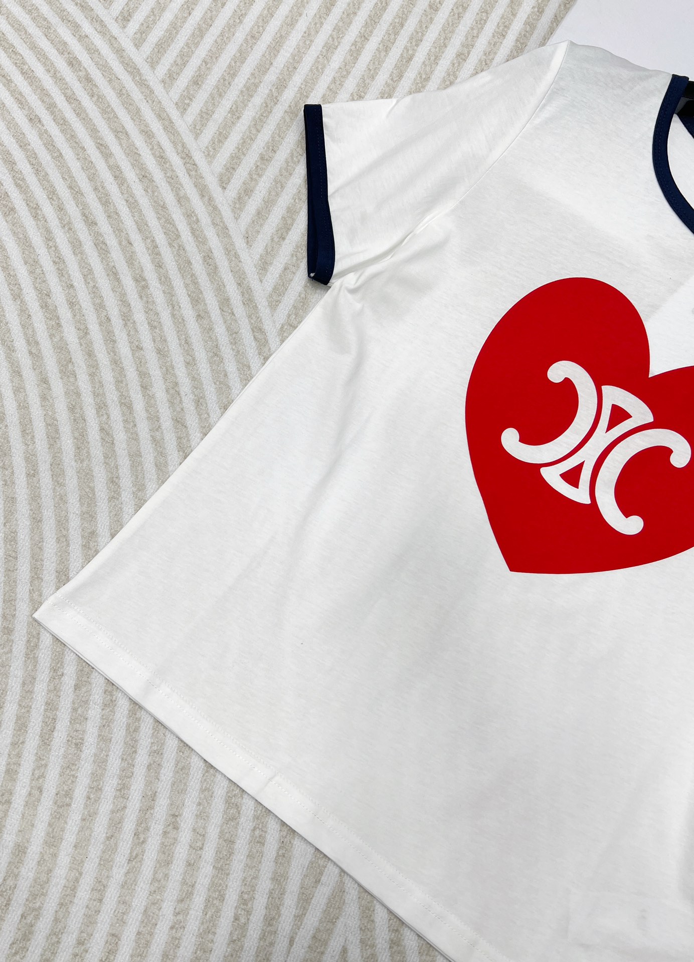 Celin* 24SS春夏新款 爱心凯旋门印花圆领短袖T恤，这款单品真的好看得不要不要的！穿它出街搭讪率