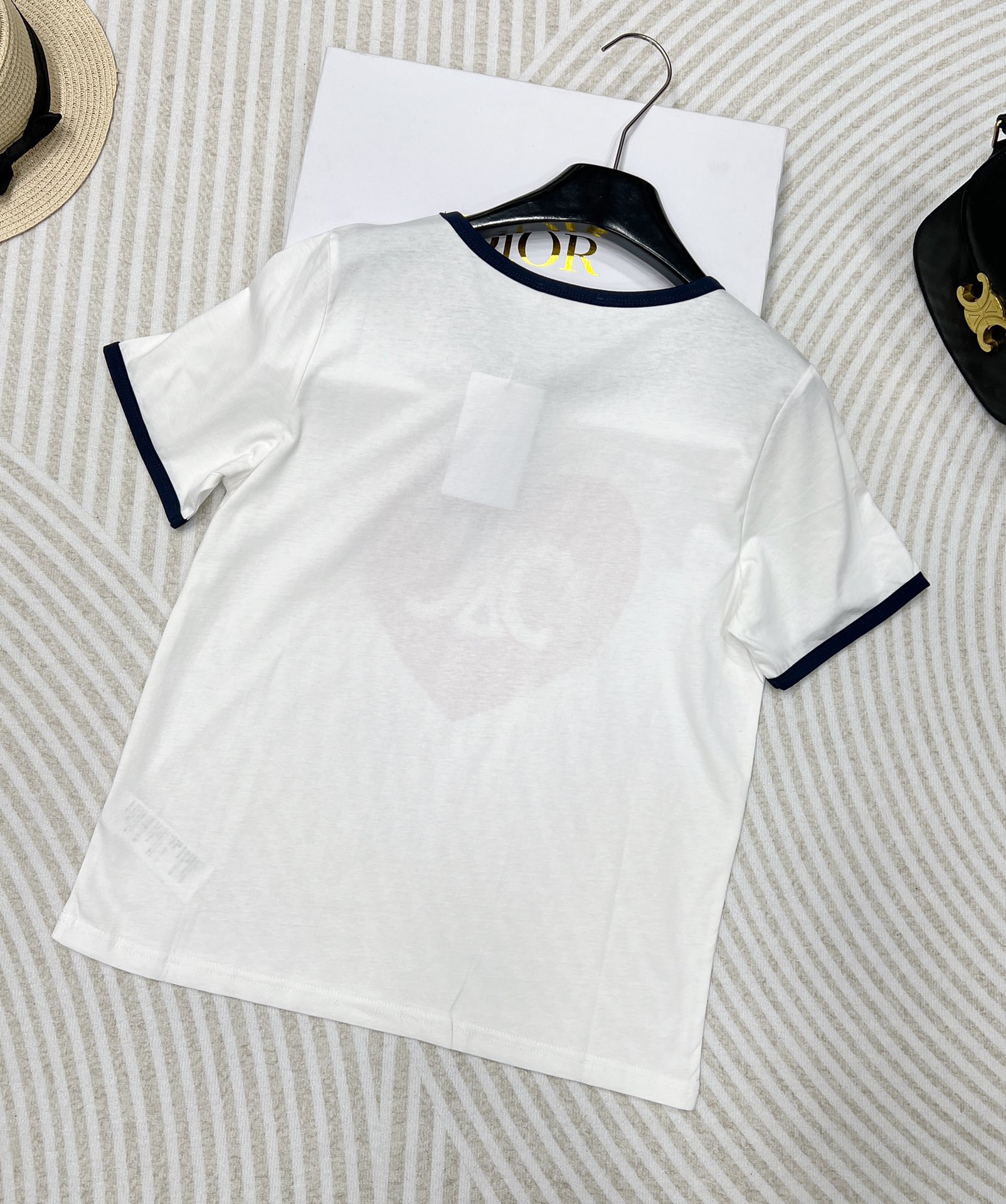 Celin* 24SS春夏新款 爱心凯旋门印花圆领短袖T恤，这款单品真的好看得不要不要的！穿它出街搭讪率