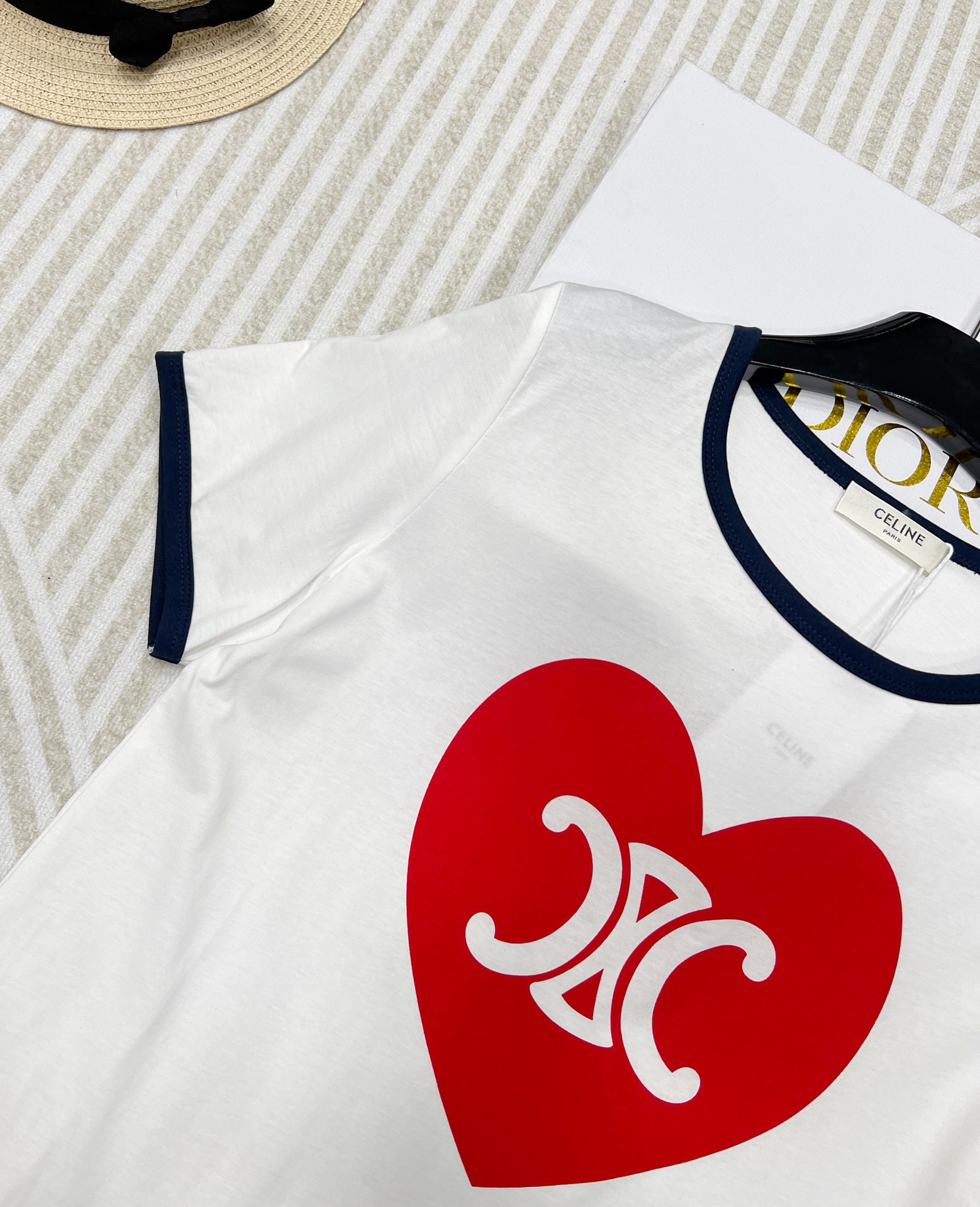 Celin* 24SS春夏新款 爱心凯旋门印花圆领短袖T恤，这款单品真的好看得不要不要的！穿它出街搭讪率