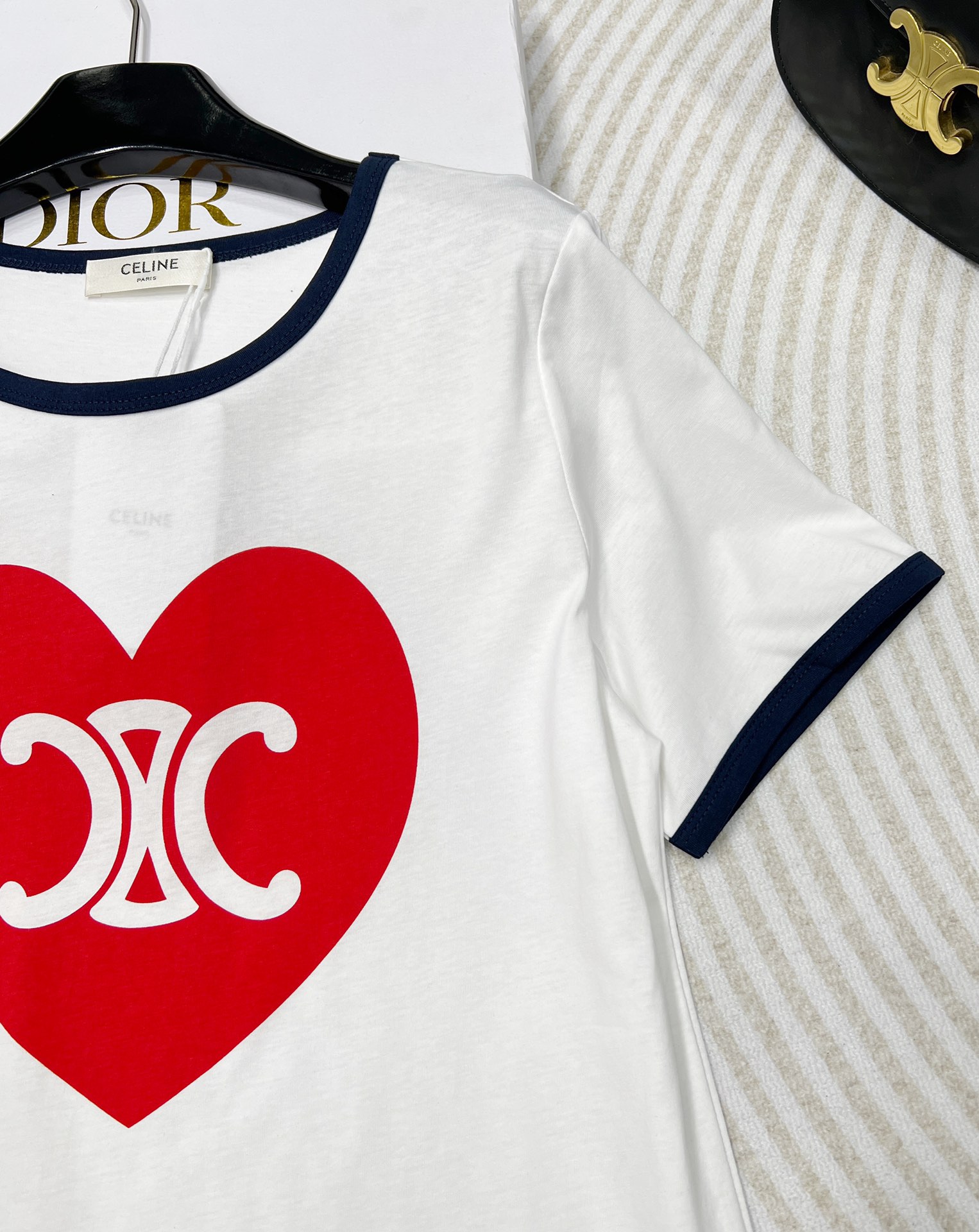 Celin* 24SS春夏新款 爱心凯旋门印花圆领短袖T恤，这款单品真的好看得不要不要的！穿它出街搭讪率