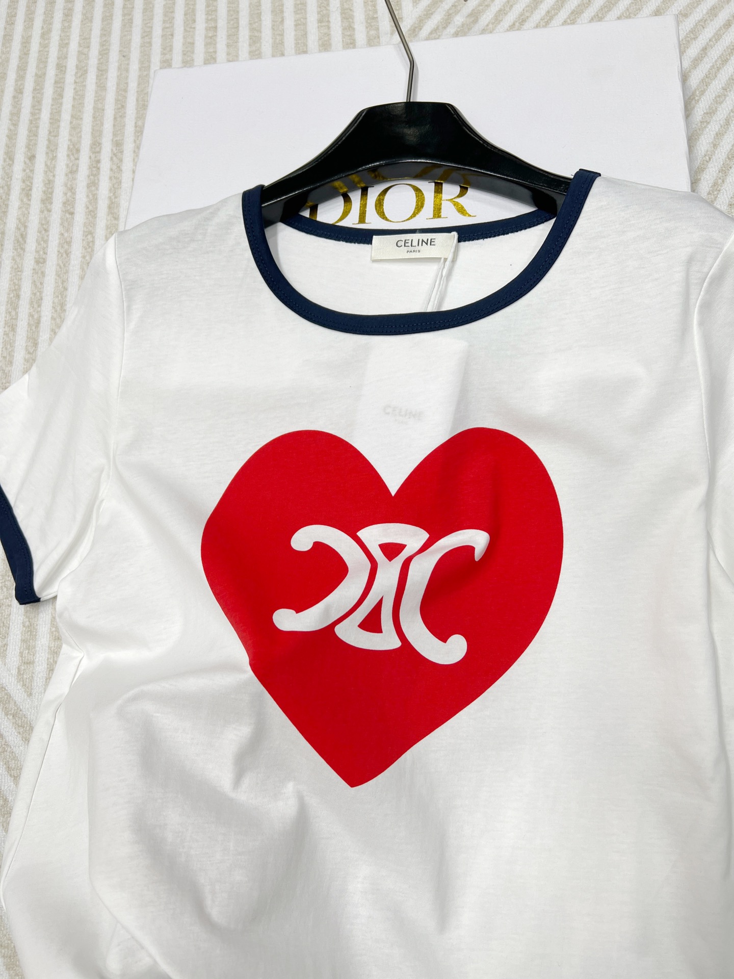 Celin* 24SS春夏新款 爱心凯旋门印花圆领短袖T恤，这款单品真的好看得不要不要的！穿它出街搭讪率