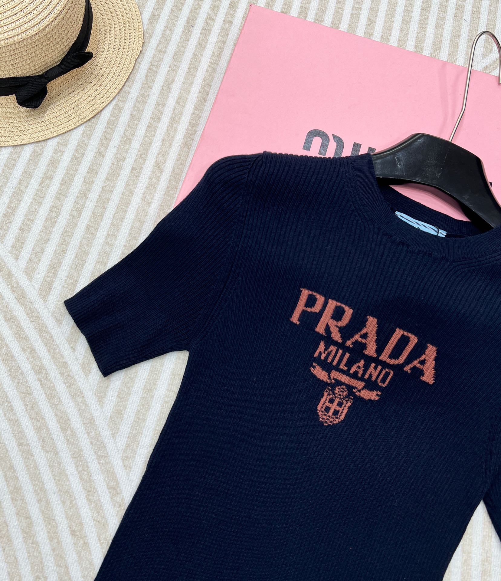 prada24SS普拉达新款字母logo条纹休闲百搭短款针织衫火爆全网的普拉达短袖！看着平平无奇上身真的