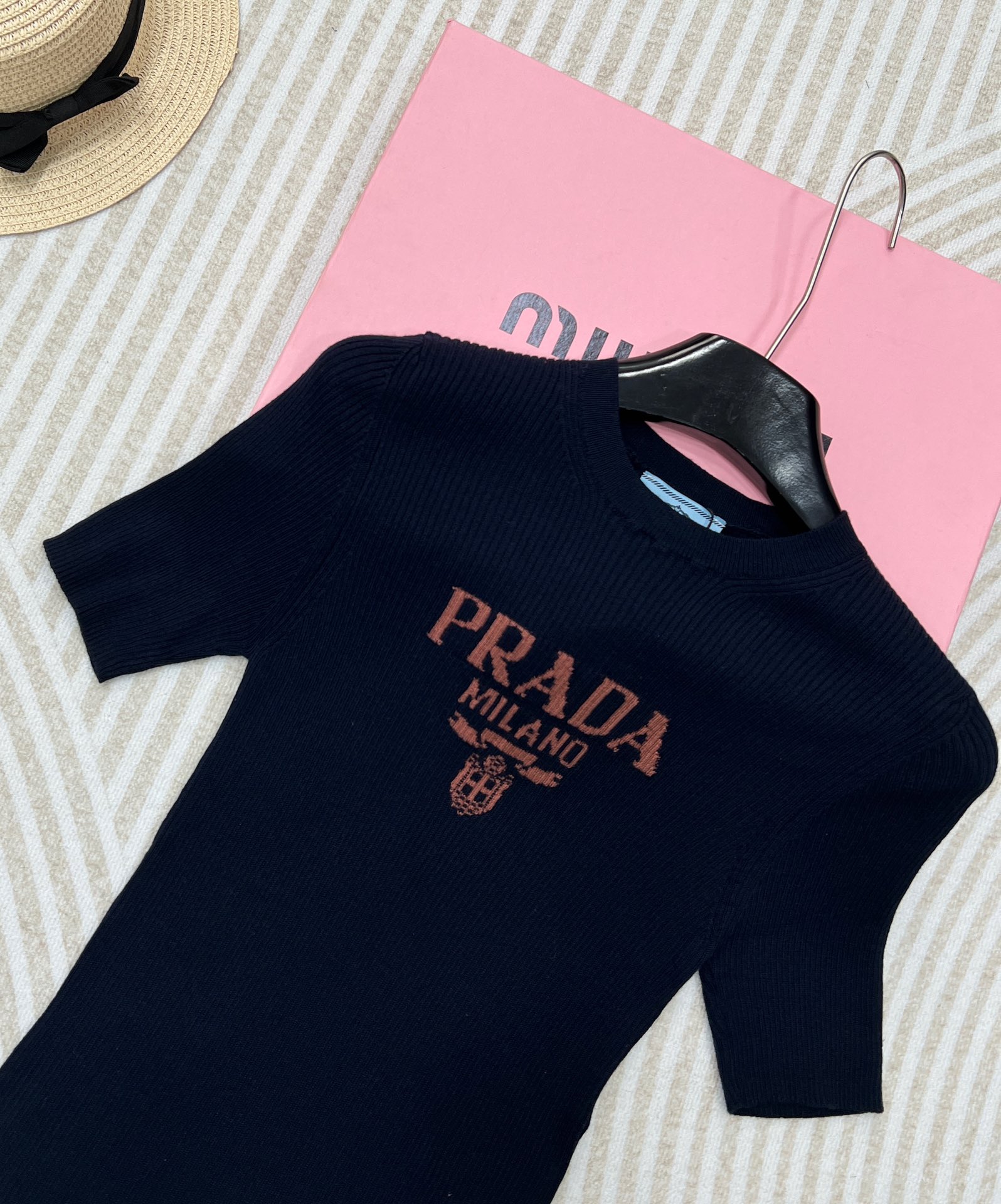 prada24SS普拉达新款字母logo条纹休闲百搭短款针织衫火爆全网的普拉达短袖！看着平平无奇上身真的