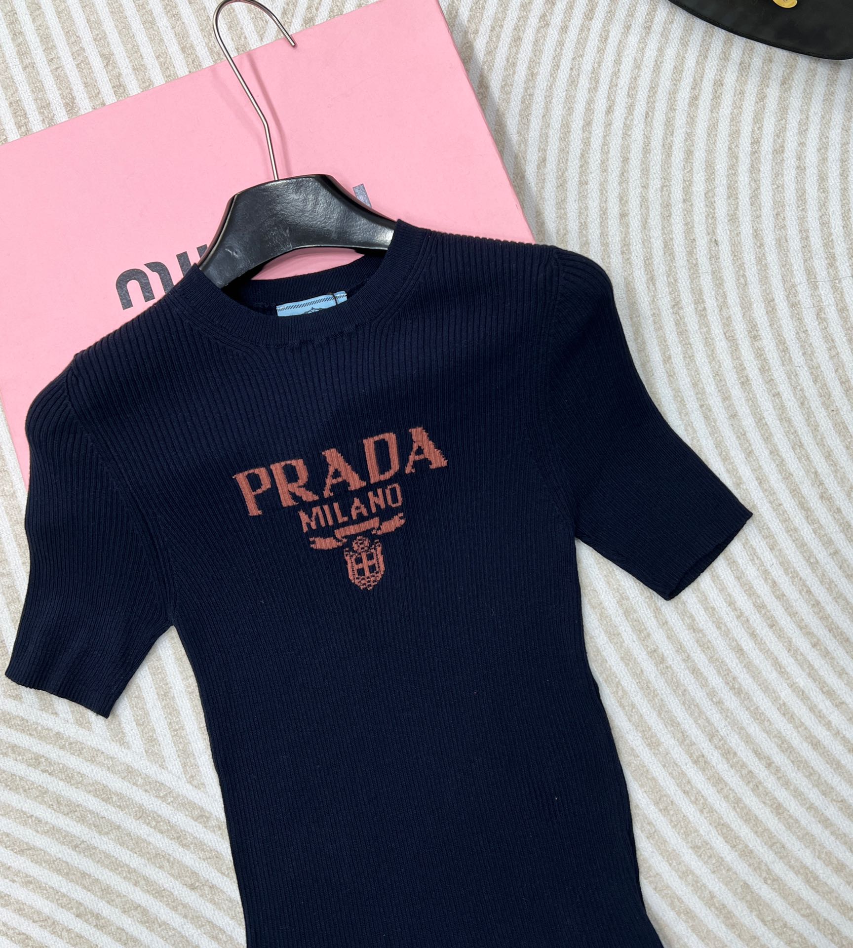 prada24SS普拉达新款字母logo条纹休闲百搭短款针织衫火爆全网的普拉达短袖！看着平平无奇上身真的