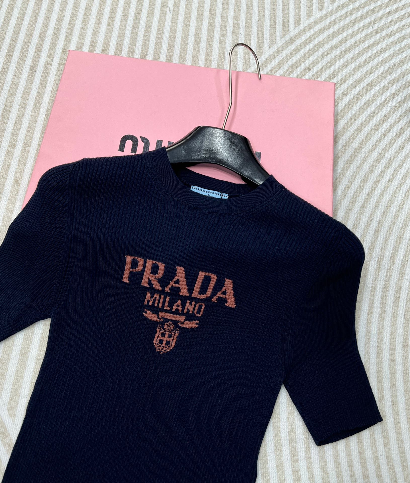 prada24SS普拉达新款字母logo条纹休闲百搭短款针织衫火爆全网的普拉达短袖！看着平平无奇上身真的