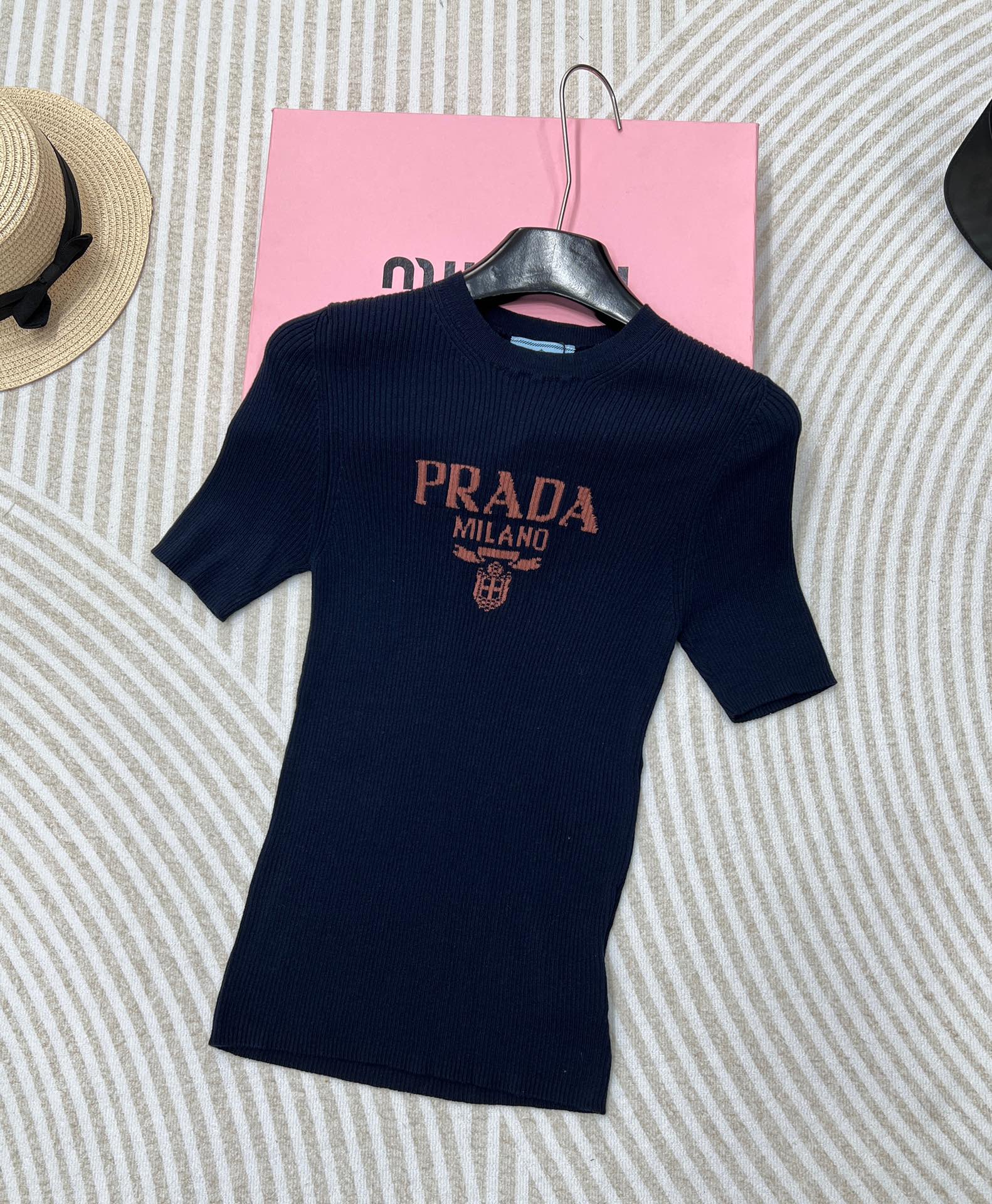 prada24SS普拉达新款字母logo条纹休闲百搭短款针织衫火爆全网的普拉达短袖！看着平平无奇上身真的