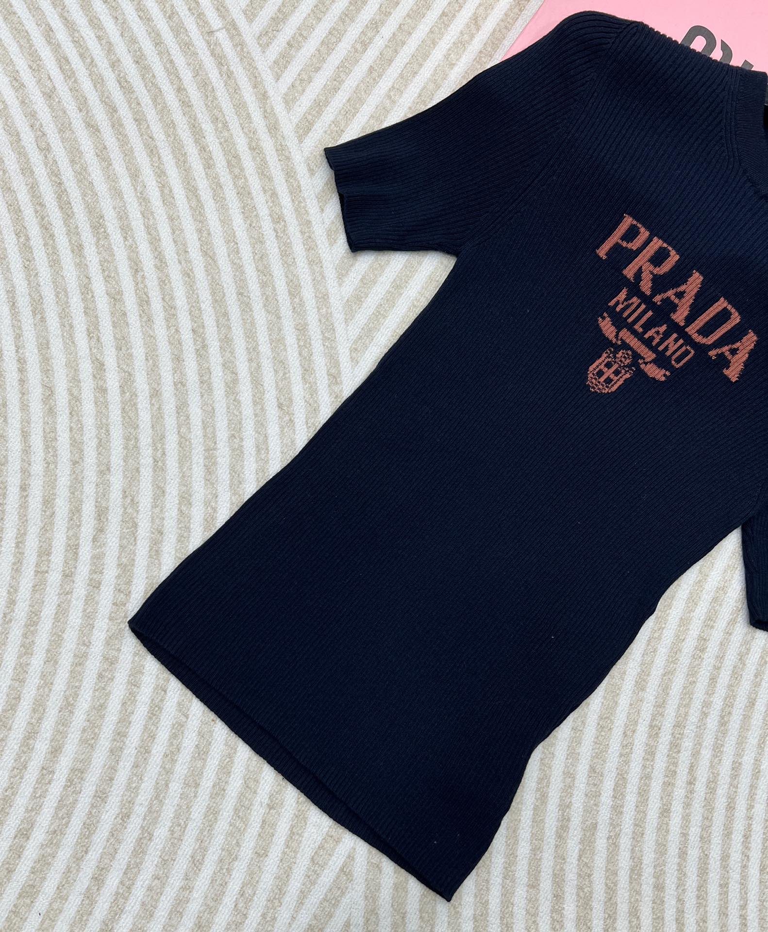 prada24SS普拉达新款字母logo条纹休闲百搭短款针织衫火爆全网的普拉达短袖！看着平平无奇上身真的