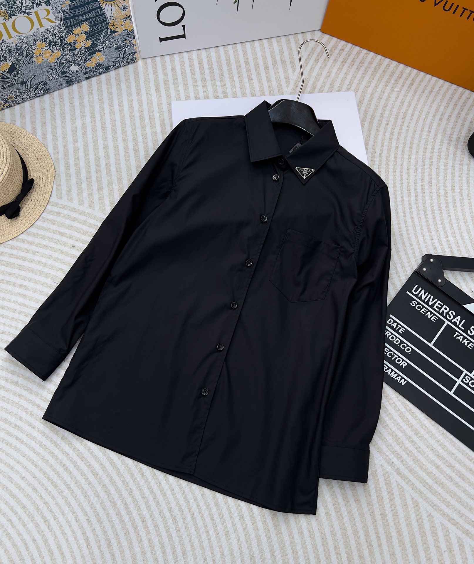 NO:325747,Pr*da Jia Ling's same white shirt!  The handsome design is high-end and fashionable!  The original custom triangle metal logo is a medium-length style that is versatile and not picky. The texture of the shirt is excellent!  Highly recommend your own version!  Same style for men and women ~ Size sml code, Shirts,alexander wang19860909Pr*da 贾玲同款白衬衫！帅气的设计百搭单品高级又时髦！ 原版定制三角标金属logo 适中长度版型百搭不挑人.衬衫布质感超赞！ 强烈推荐自留款！男女同款～ 尺码sml 编码,,shirts,alexander wang,Women's clothing