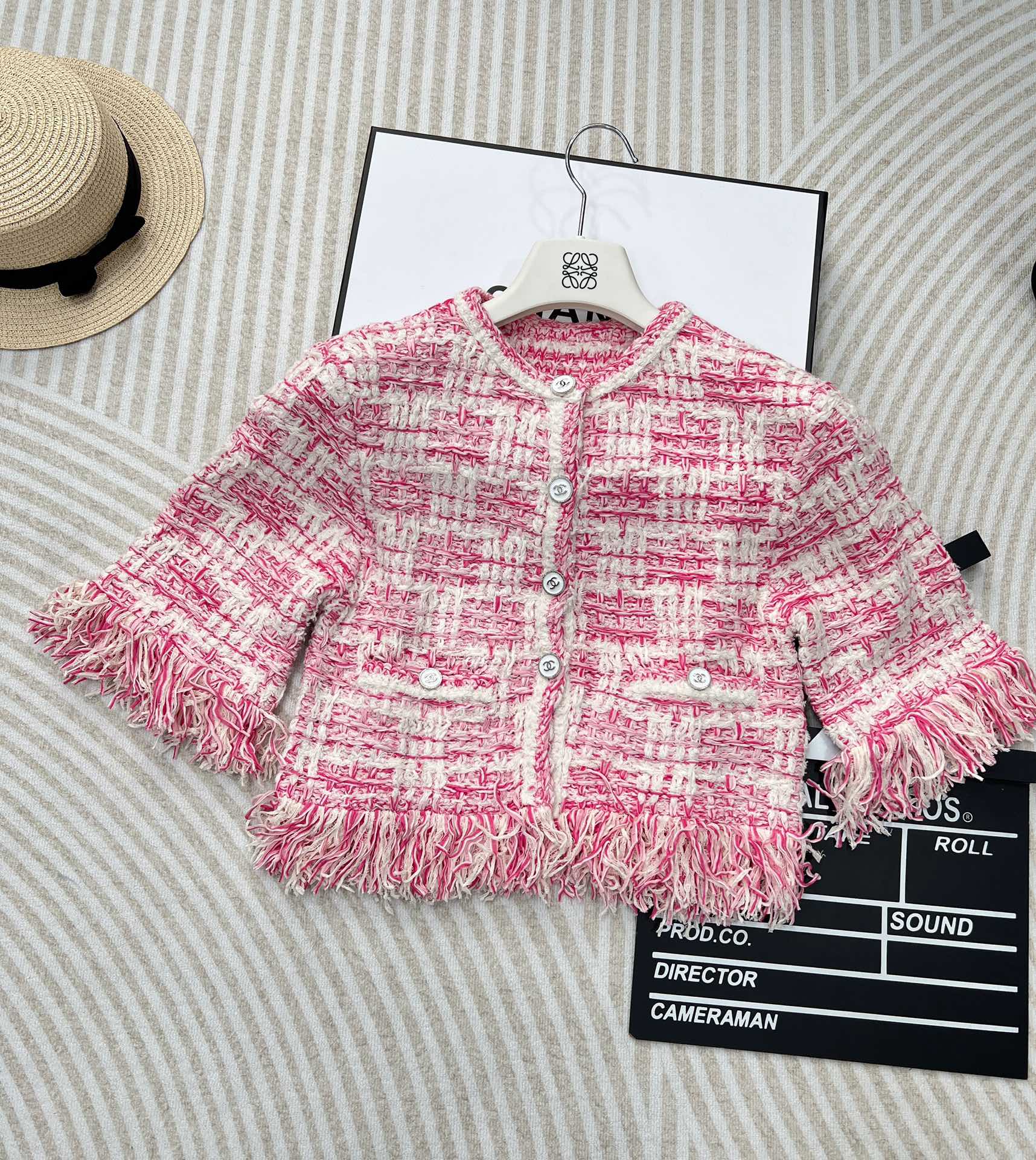 NO:316915,CHANEL24SS Little Flavored Tweed Tassel Flat Skirt Skirt Round Neck Cardigan Sleeve Top, Skirt Hem Tassel Design Tassel Design is one of the very popular elements in the fashion industry. It can highlight personality and free style and create a different atmosphere and feeling. There are buttons on the pockets and double C letters inlay design on the buttons, which is very exquisite. Pink and white contrasting colors, and the upper body looks very white and short, which makes it look very tall and more elegant. One set is worn in a series~ Size SML, chanel, skirts, alexander wang19860909CHANEL24SS小香风名媛粗花呢流苏格纹半身裙圆领开衫七分袖上衣,半身裙下摆流苏设计流苏设计是时尚界非常流行的元素之一,它能够突出个性和自由的风格,营造出不同的氛围和感觉.口袋上有扣子,扣子上有双C字母镶嵌设计,非常精致.粉白撞色,上身很显白短款设计,非常显高一套穿更有气一个系列出～ 尺码SML,,chanel,skirts,alexander wang,Women's clothing