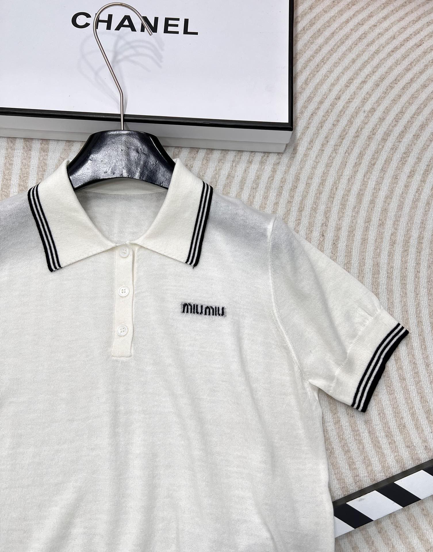 miumiu24SS薄款灰白polo针织短袖，春夏新款miu针织短袖一定要冲！超级软糯透气的一件针织上衣