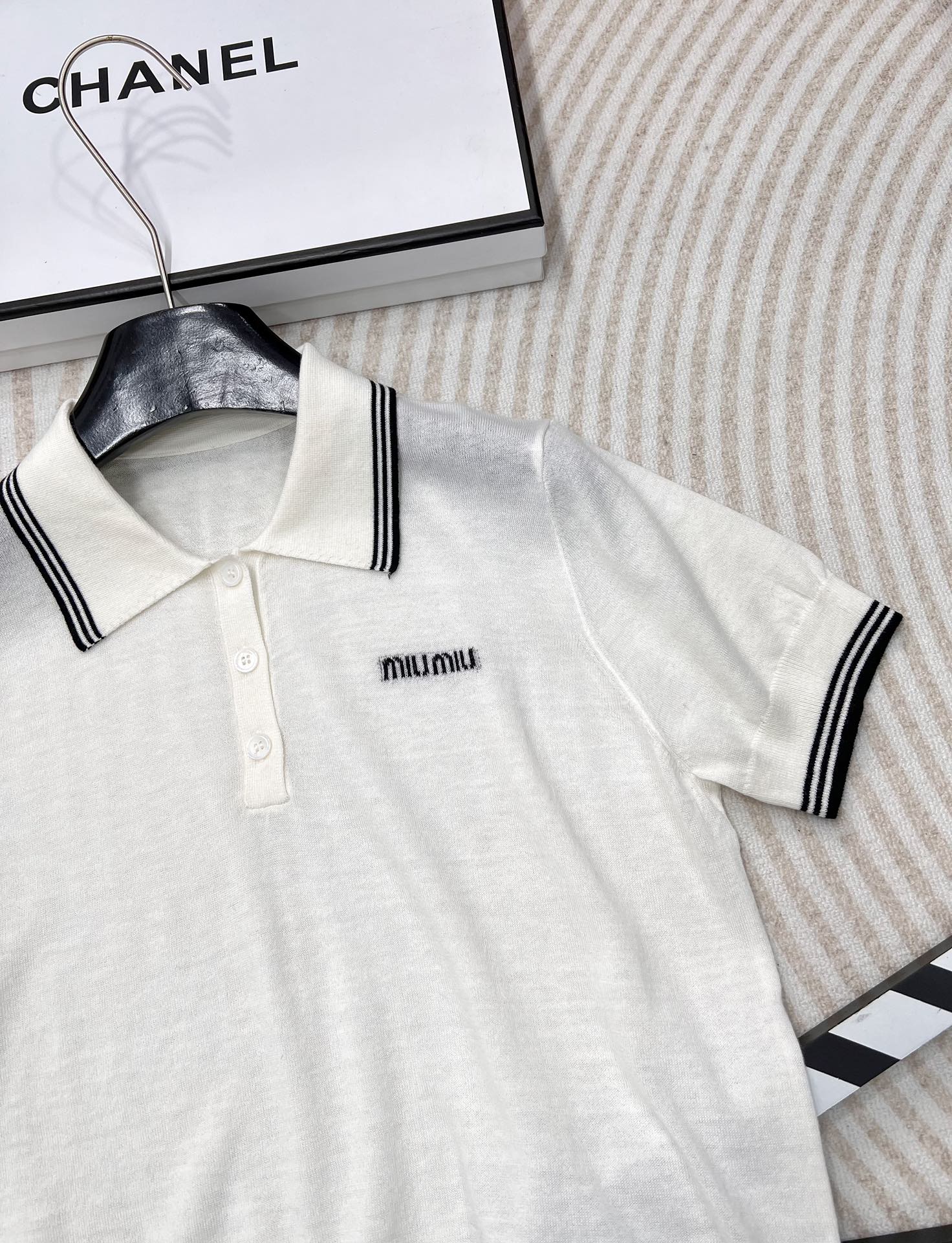 miumiu24SS薄款灰白polo针织短袖，春夏新款miu针织短袖一定要冲！超级软糯透气的一件针织上衣