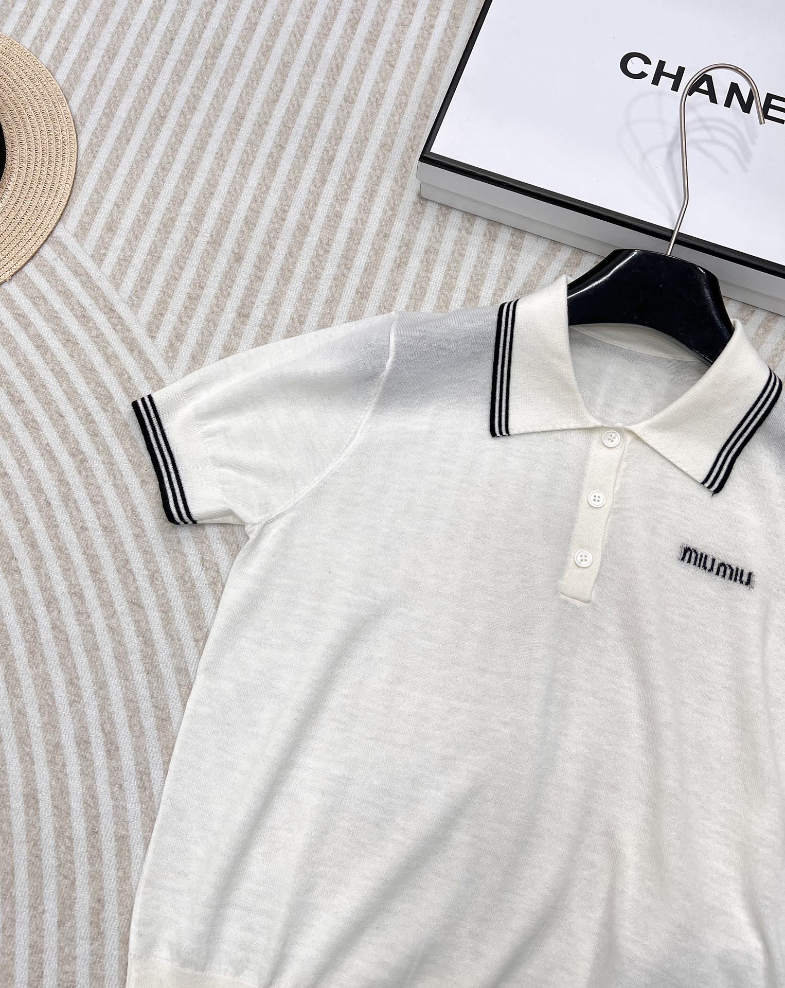 miumiu24SS薄款灰白polo针织短袖，春夏新款miu针织短袖一定要冲！超级软糯透气的一件针织上衣