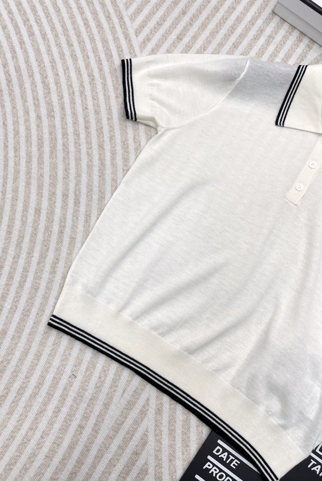 miumiu24SS薄款灰白polo针织短袖，春夏新款miu针织短袖一定要冲！超级软糯透气的一件针织上衣