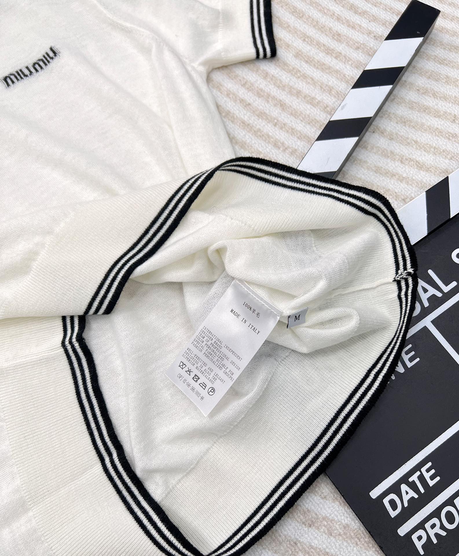 miumiu24SS薄款灰白polo针织短袖，春夏新款miu针织短袖一定要冲！超级软糯透气的一件针织上衣