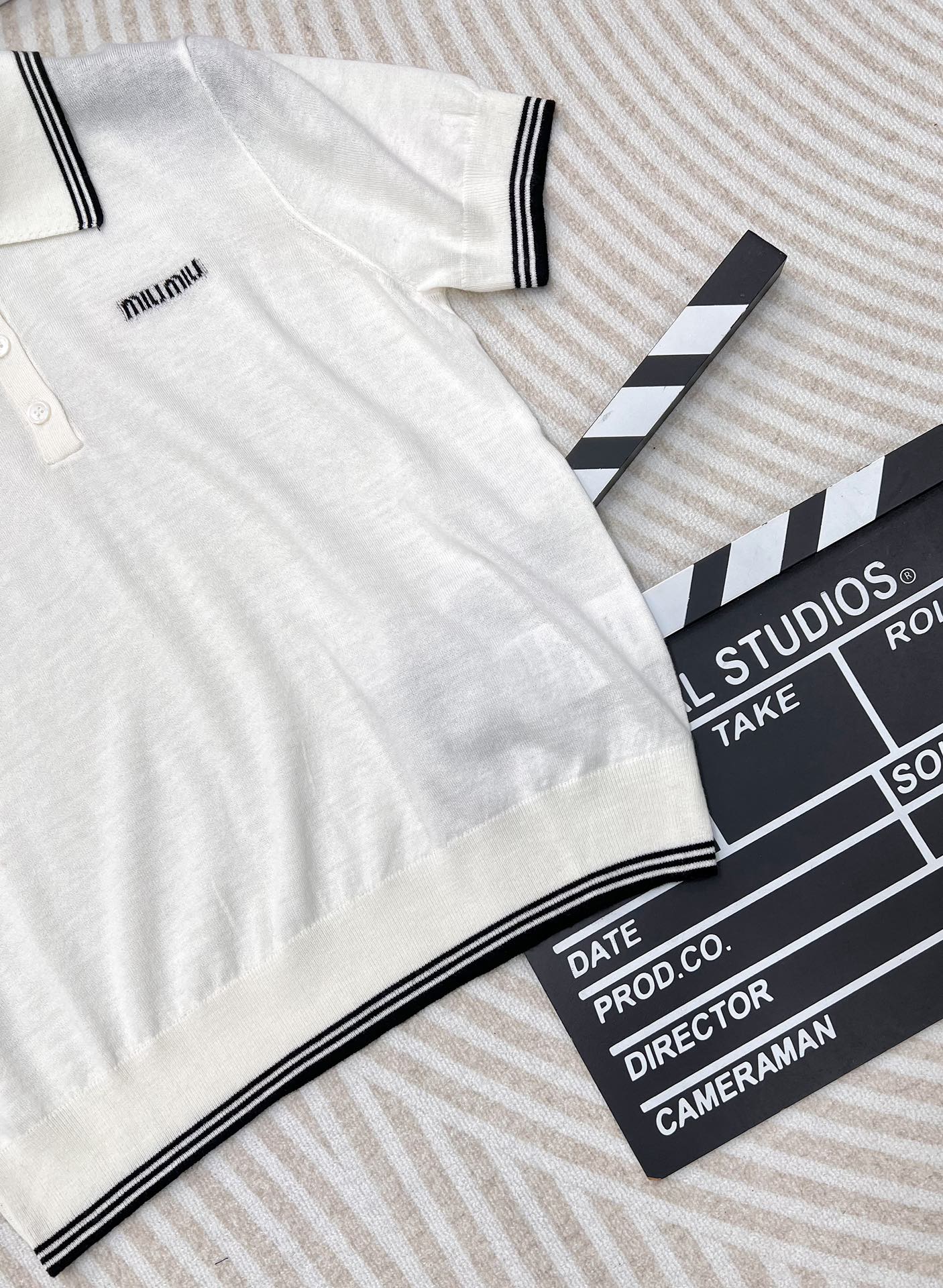 miumiu24SS薄款灰白polo针织短袖，春夏新款miu针织短袖一定要冲！超级软糯透气的一件针织上衣