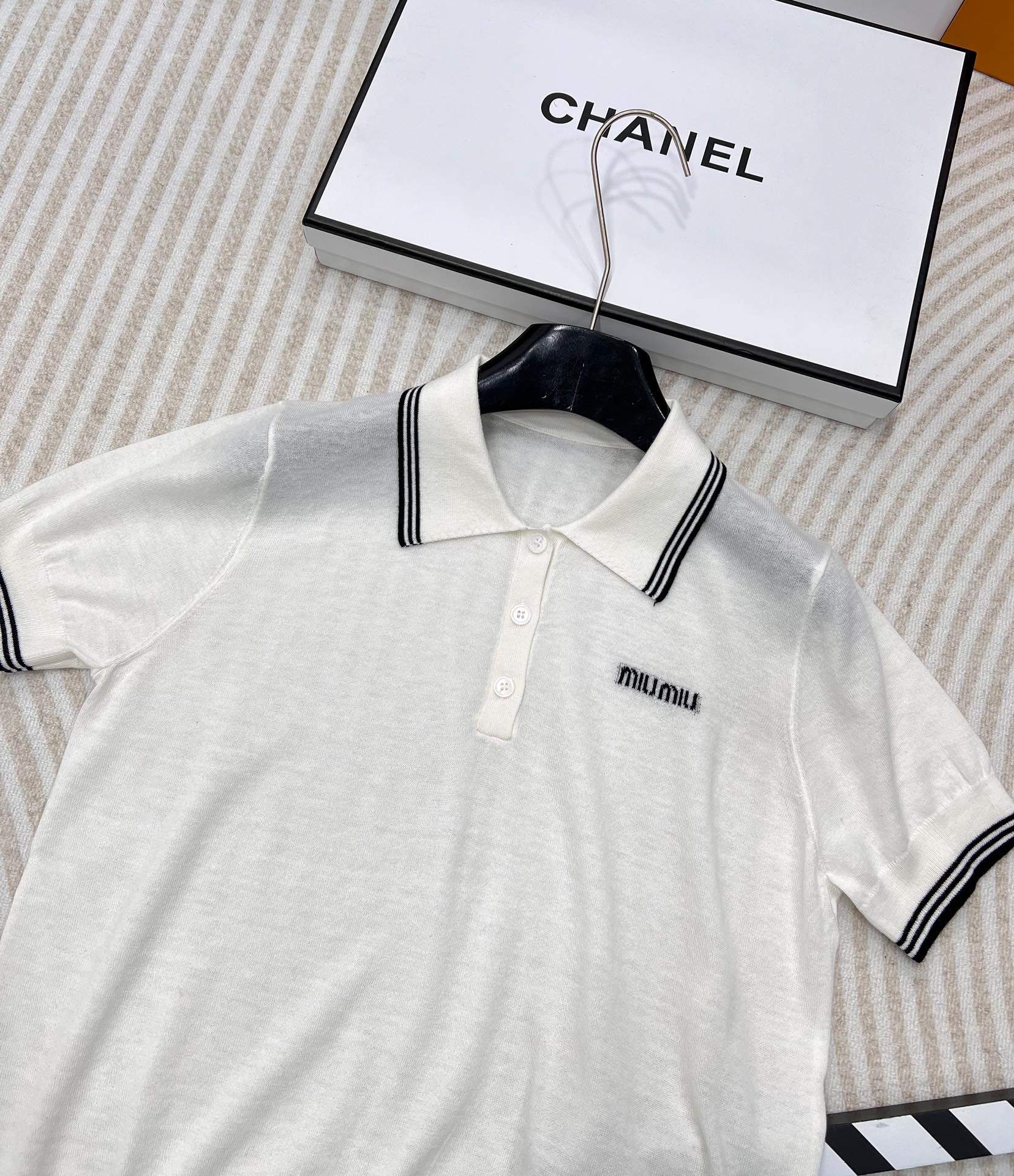 miumiu24SS薄款灰白polo针织短袖，春夏新款miu针织短袖一定要冲！超级软糯透气的一件针织上衣