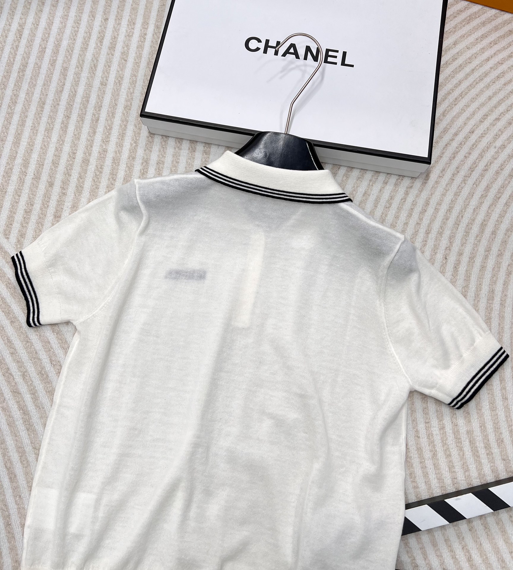 miumiu24SS薄款灰白polo针织短袖，春夏新款miu针织短袖一定要冲！超级软糯透气的一件针织上衣