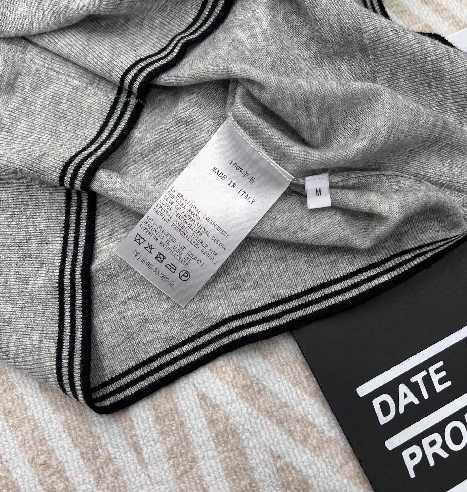 miumiu24SS薄款灰白polo针织短袖，春夏新款miu针织短袖一定要冲！超级软糯透气的一件针织上衣