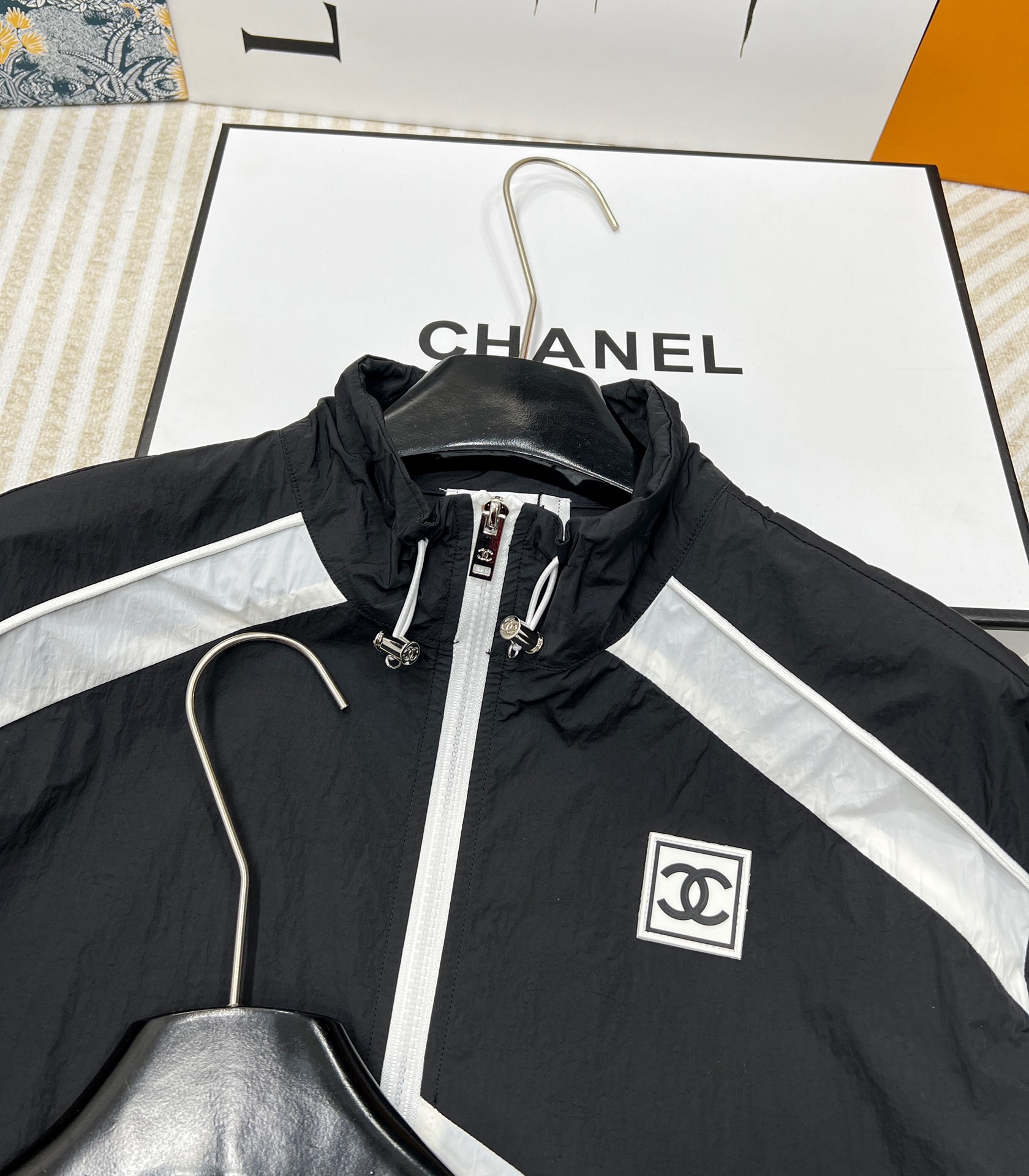 🆕 CHANEL 中古休闲冲锋衣短裤套装！定制宽松版型外套 搭配松紧中古风短裤，极简主义风法式优雅的慵懒