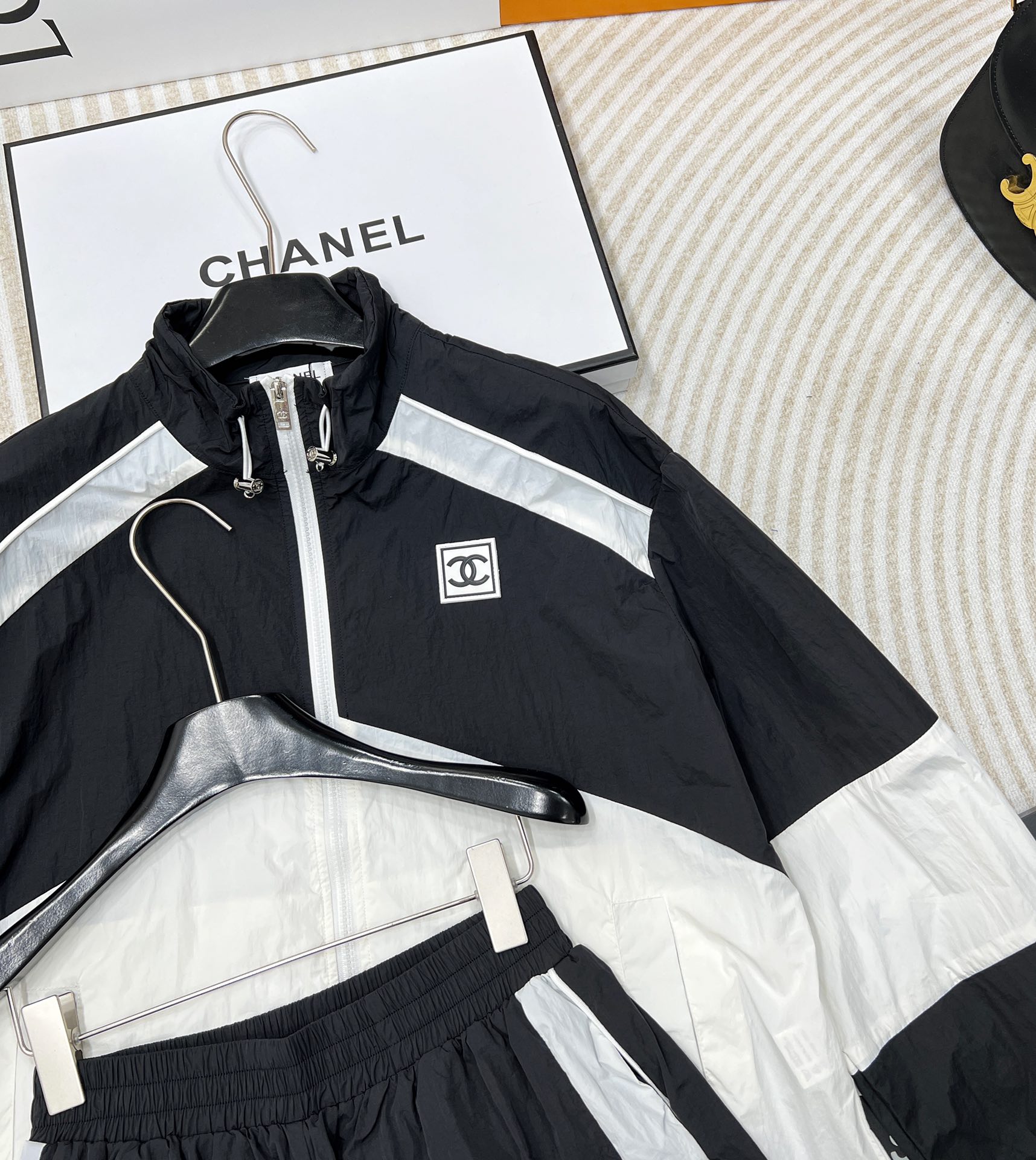 🆕 CHANEL 中古休闲冲锋衣短裤套装！定制宽松版型外套 搭配松紧中古风短裤，极简主义风法式优雅的慵懒
