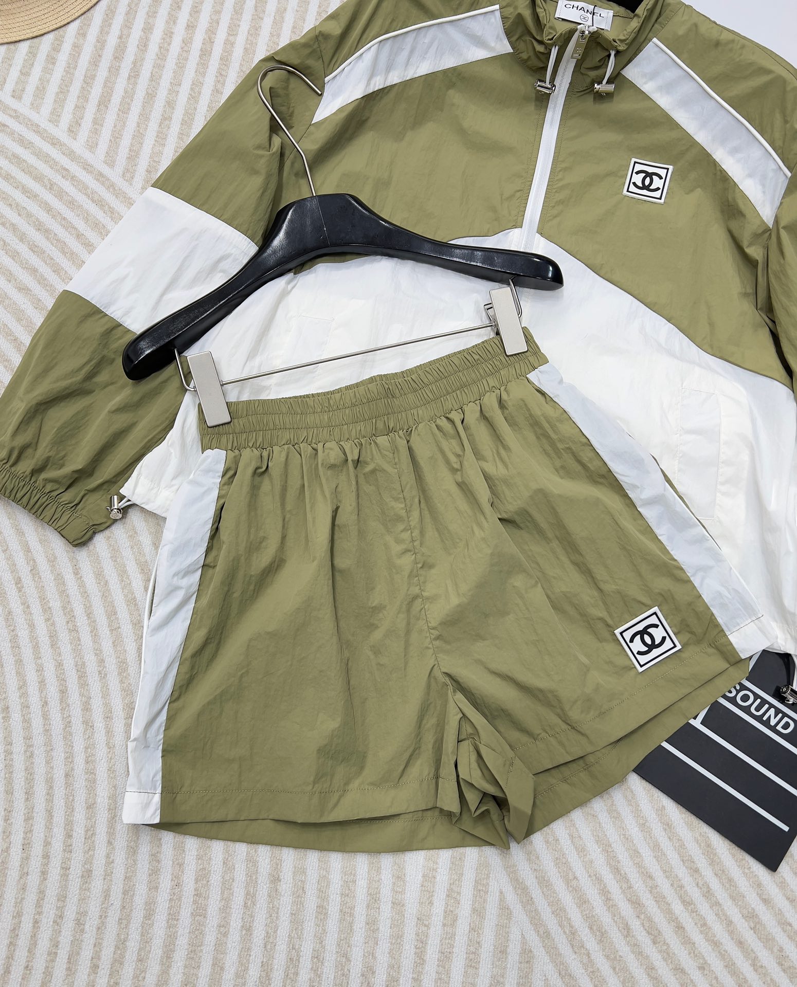 🆕 🆕 CHANEL 中古休闲冲锋衣短裤套装！定制宽松版型外套 搭配松紧中古风短裤，极简主义风法式优雅的