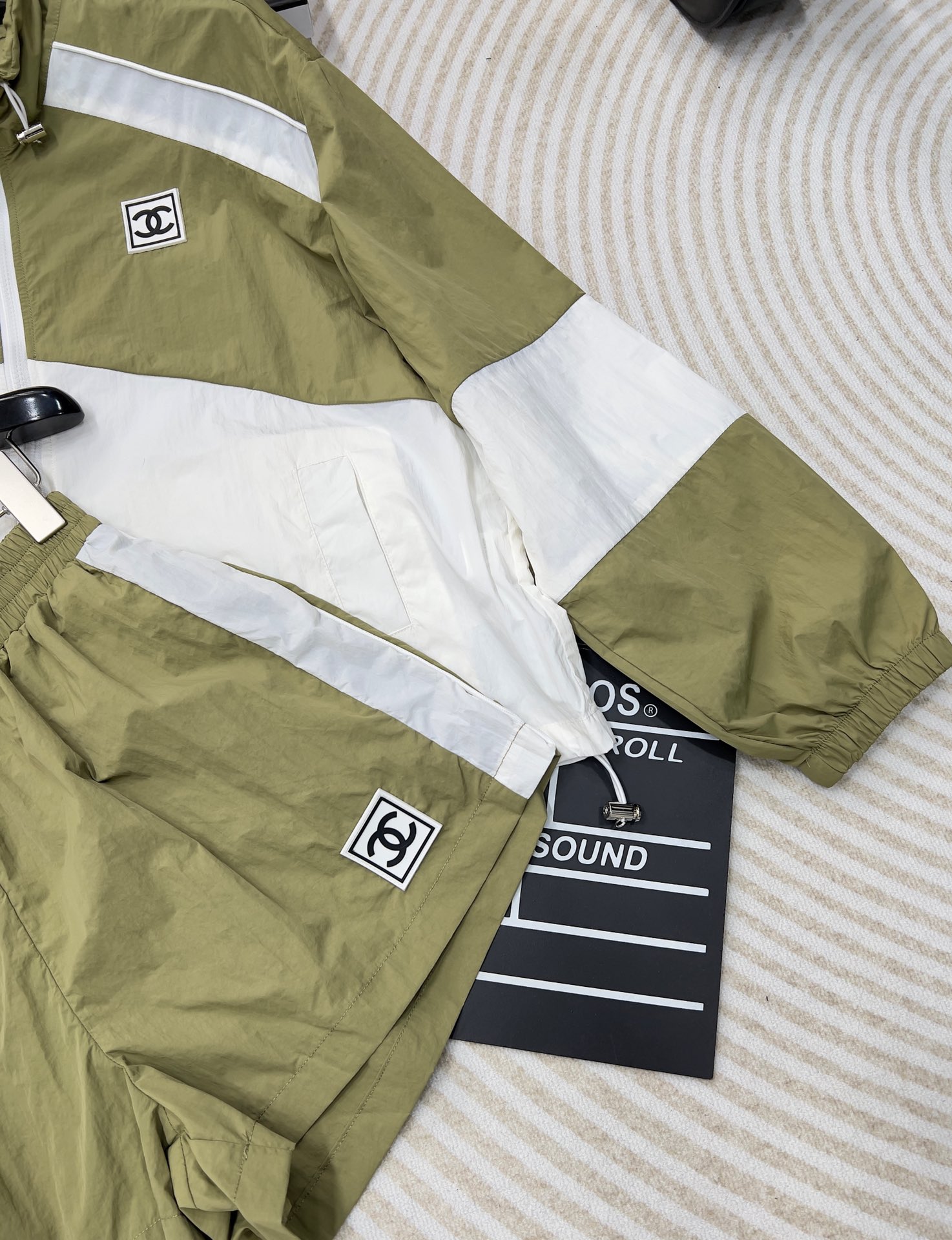 🆕 🆕 CHANEL 中古休闲冲锋衣短裤套装！定制宽松版型外套 搭配松紧中古风短裤，极简主义风法式优雅的
