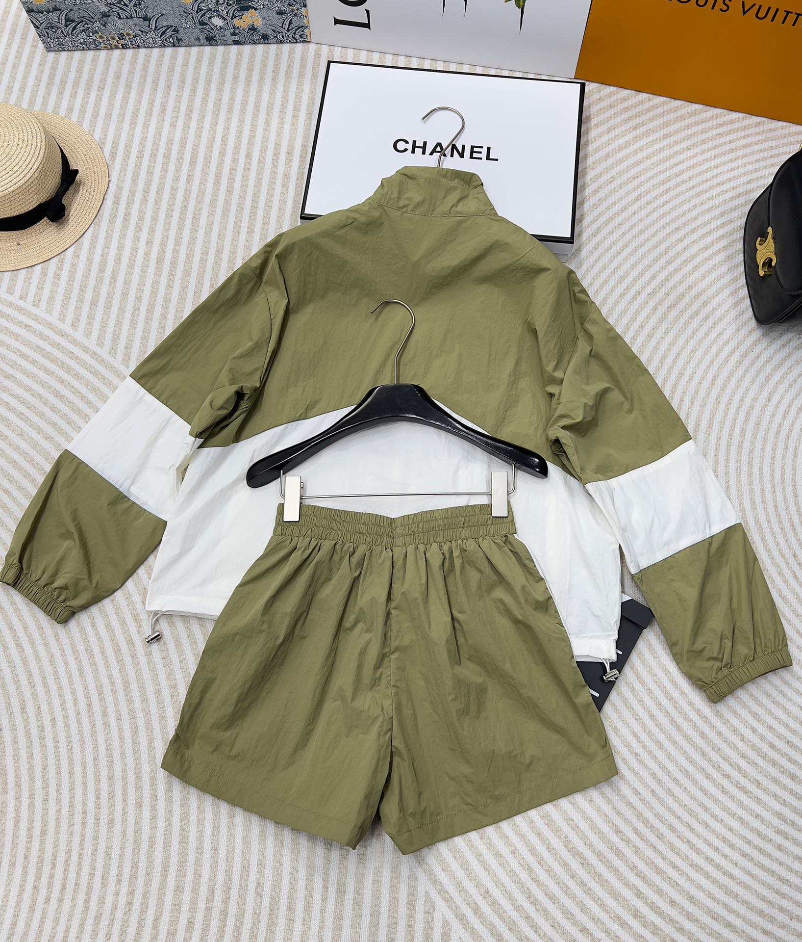 🆕 🆕 CHANEL 中古休闲冲锋衣短裤套装！定制宽松版型外套 搭配松紧中古风短裤，极简主义风法式优雅的