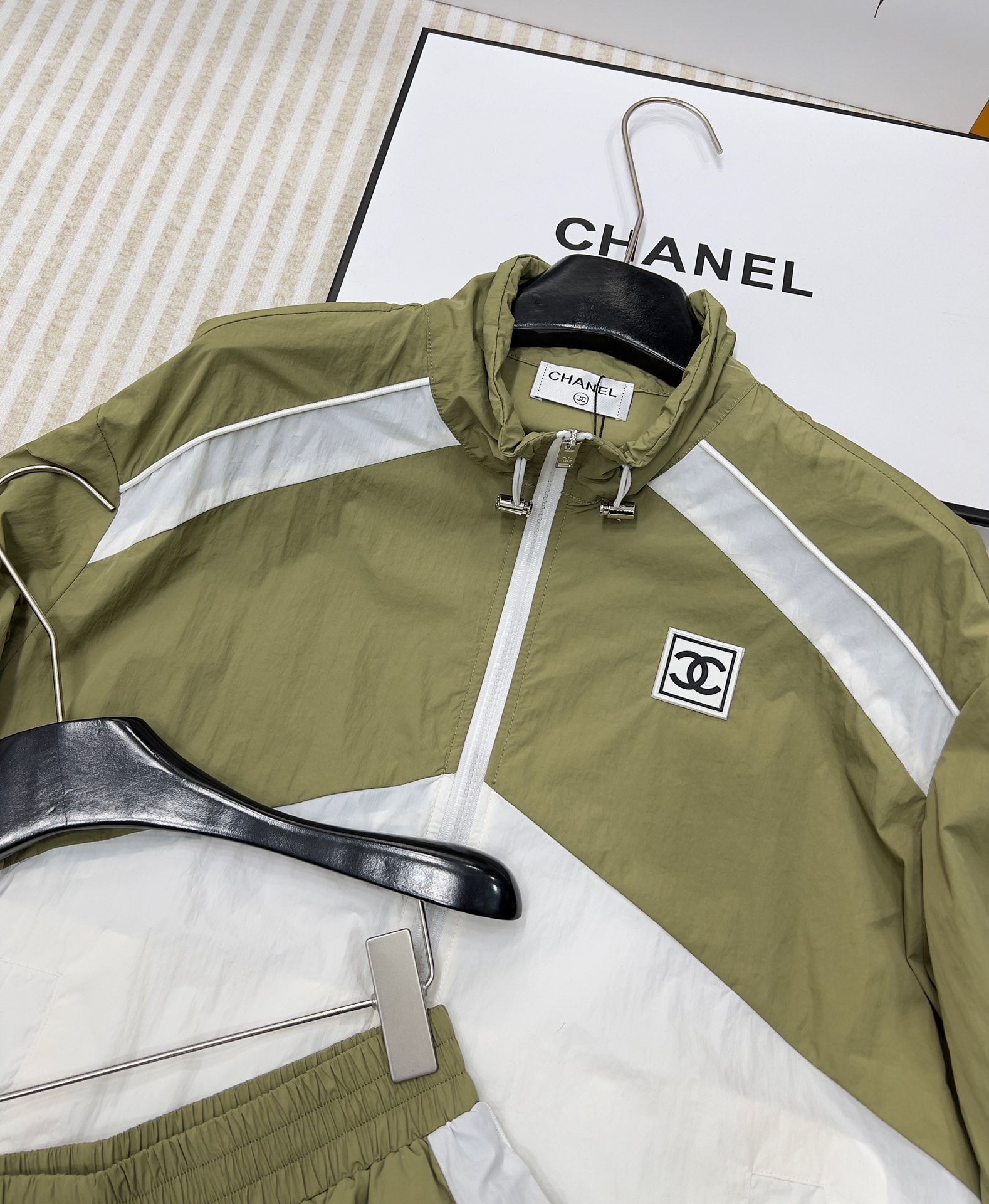 🆕 🆕 CHANEL 中古休闲冲锋衣短裤套装！定制宽松版型外套 搭配松紧中古风短裤，极简主义风法式优雅的