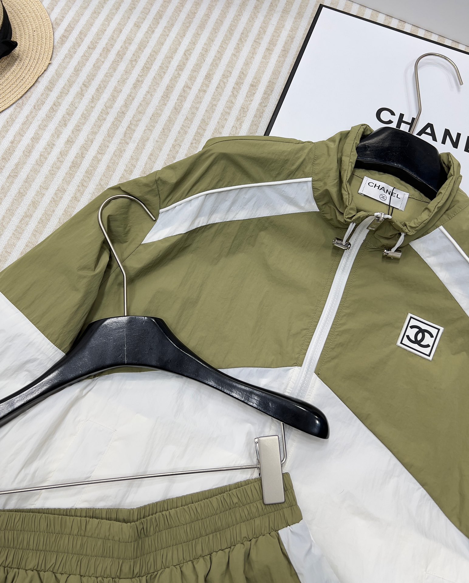 🆕 🆕 CHANEL 中古休闲冲锋衣短裤套装！定制宽松版型外套 搭配松紧中古风短裤，极简主义风法式优雅的