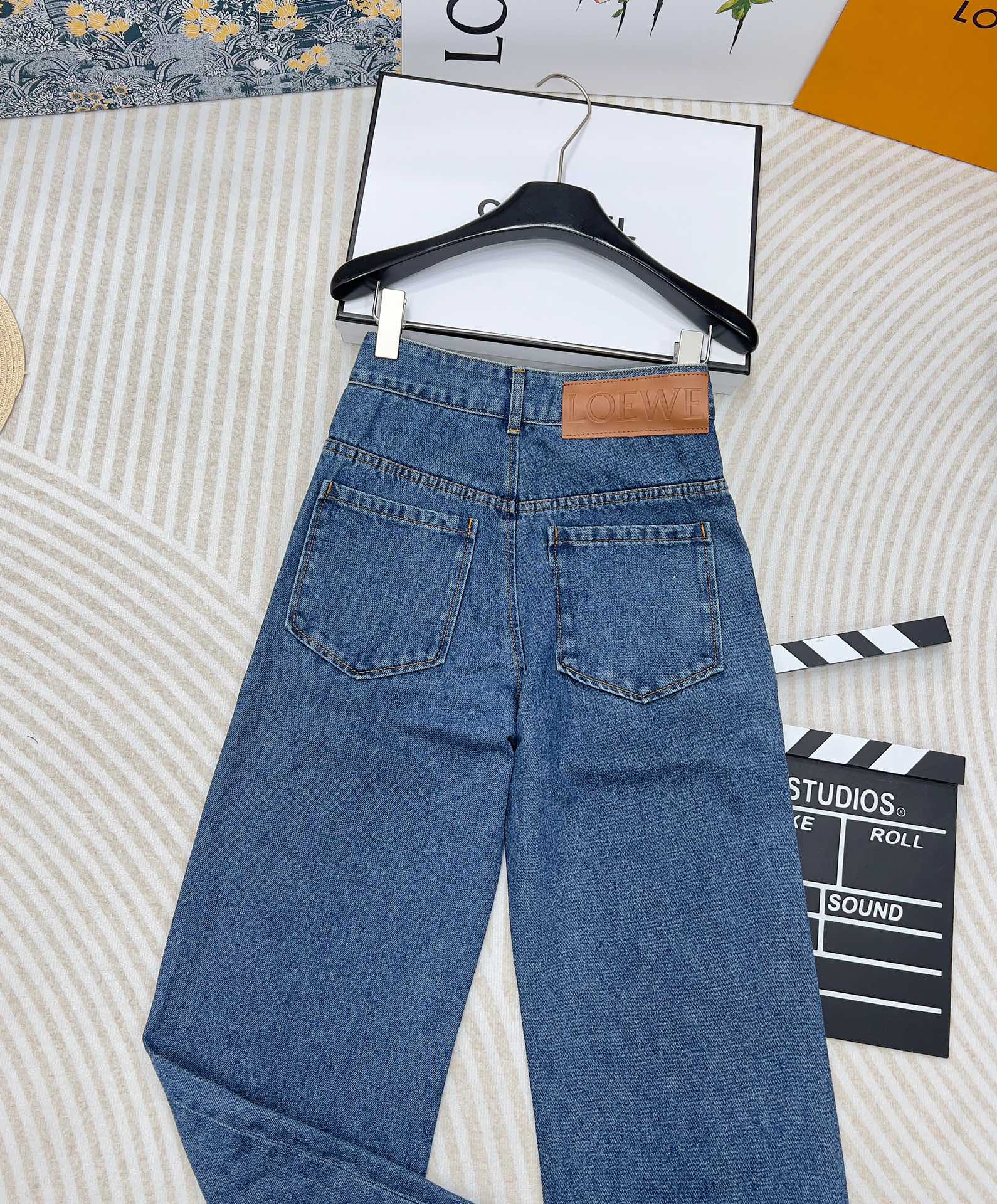 🆕 LOEWE 经典款刺绣logo直筒牛仔裤版型面料做工完全做到了1:1，这款把经典的大 LOGO设计在