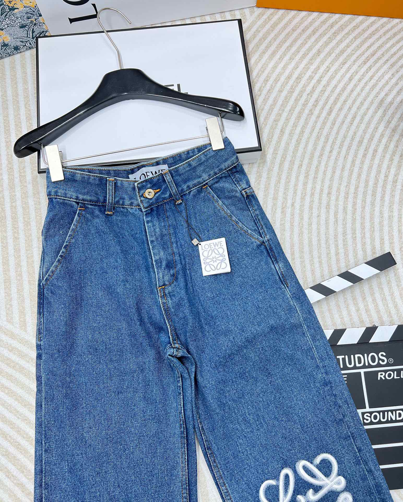 🆕 LOEWE 经典款刺绣logo直筒牛仔裤版型面料做工完全做到了1:1，这款把经典的大 LOGO设计在