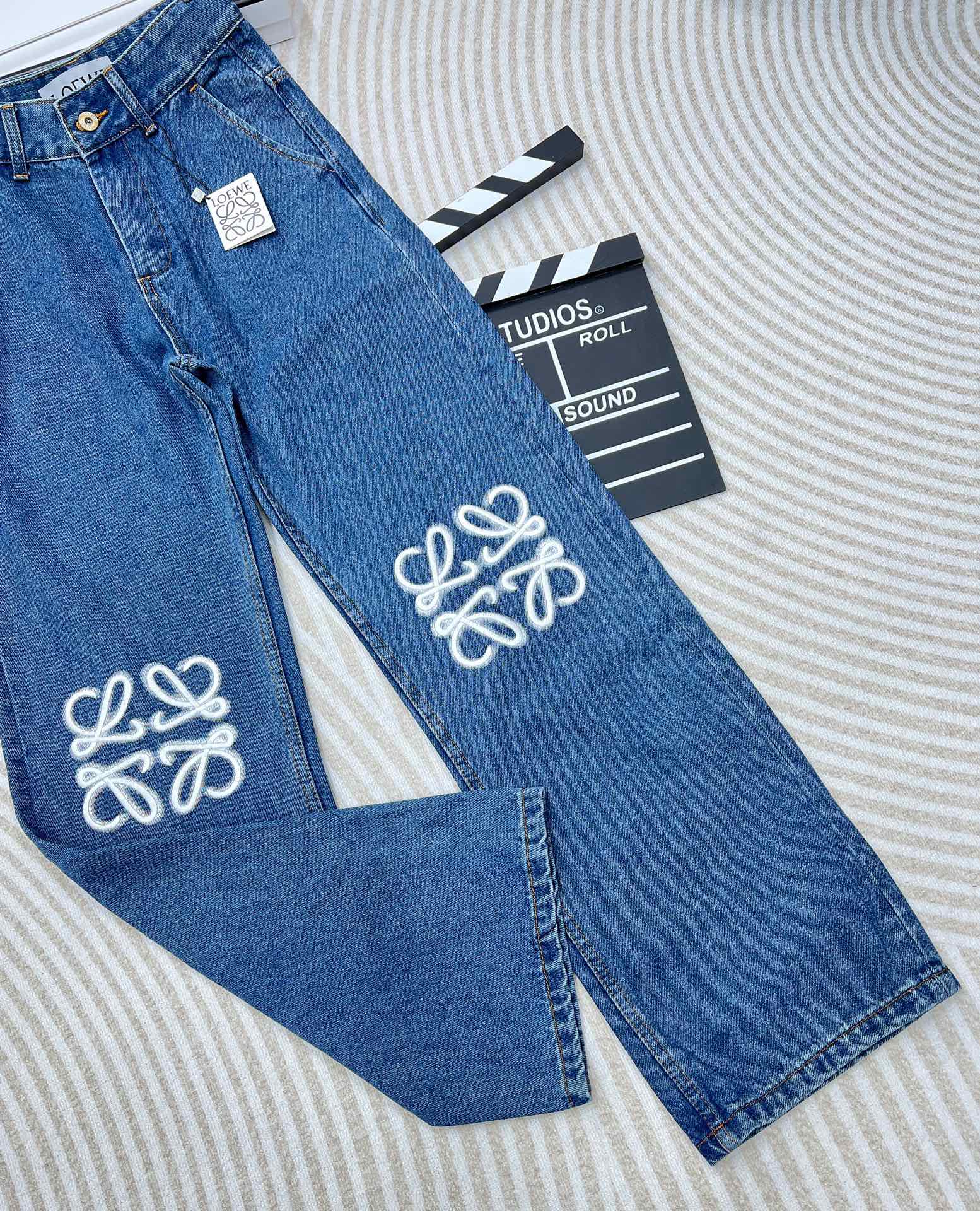 🆕 LOEWE 经典款刺绣logo直筒牛仔裤版型面料做工完全做到了1:1，这款把经典的大 LOGO设计在