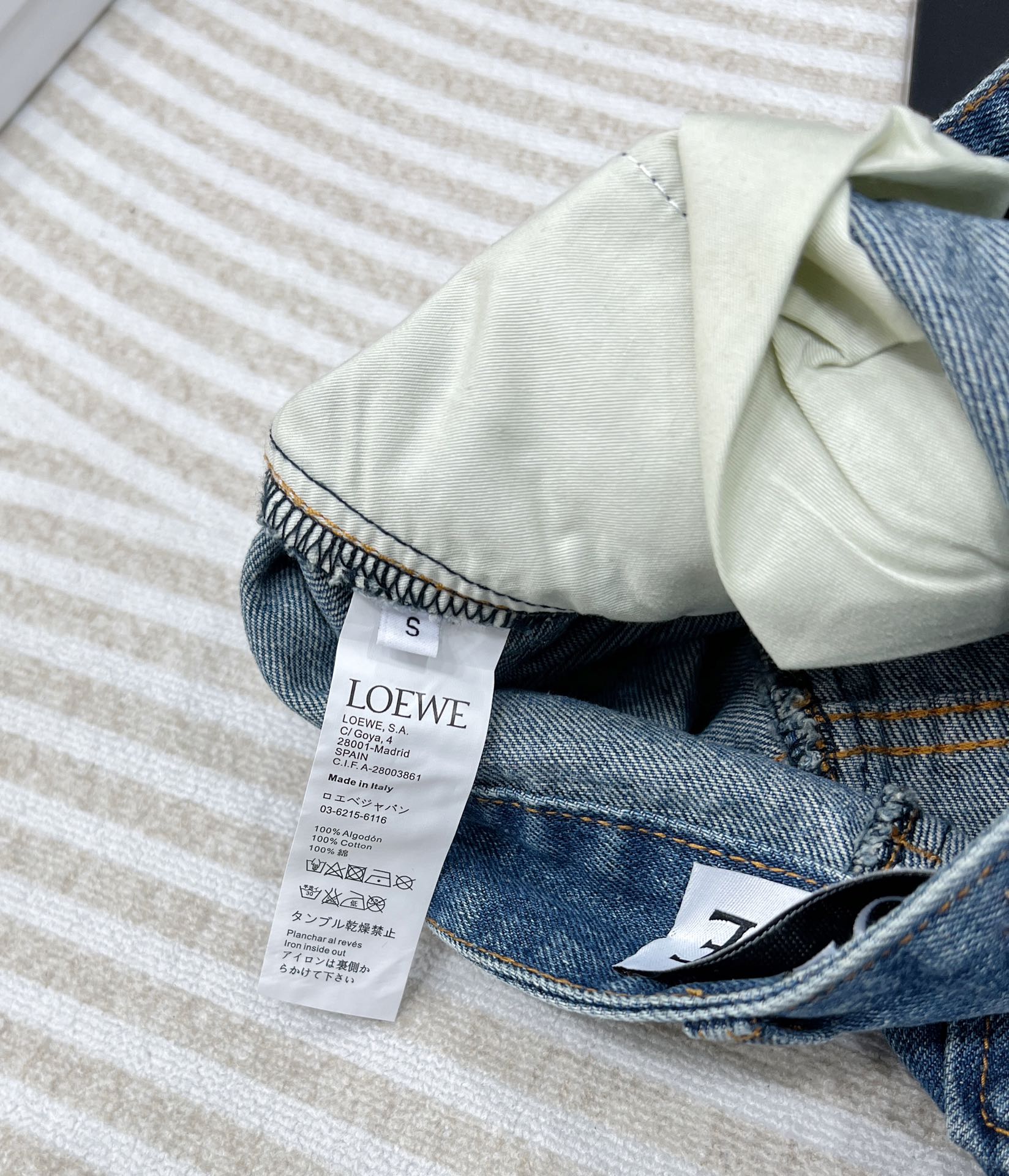🆕 LOEWE 经典款刺绣logo直筒牛仔裤版型面料做工完全做到了1:1，这款把经典的大 LOGO设计在