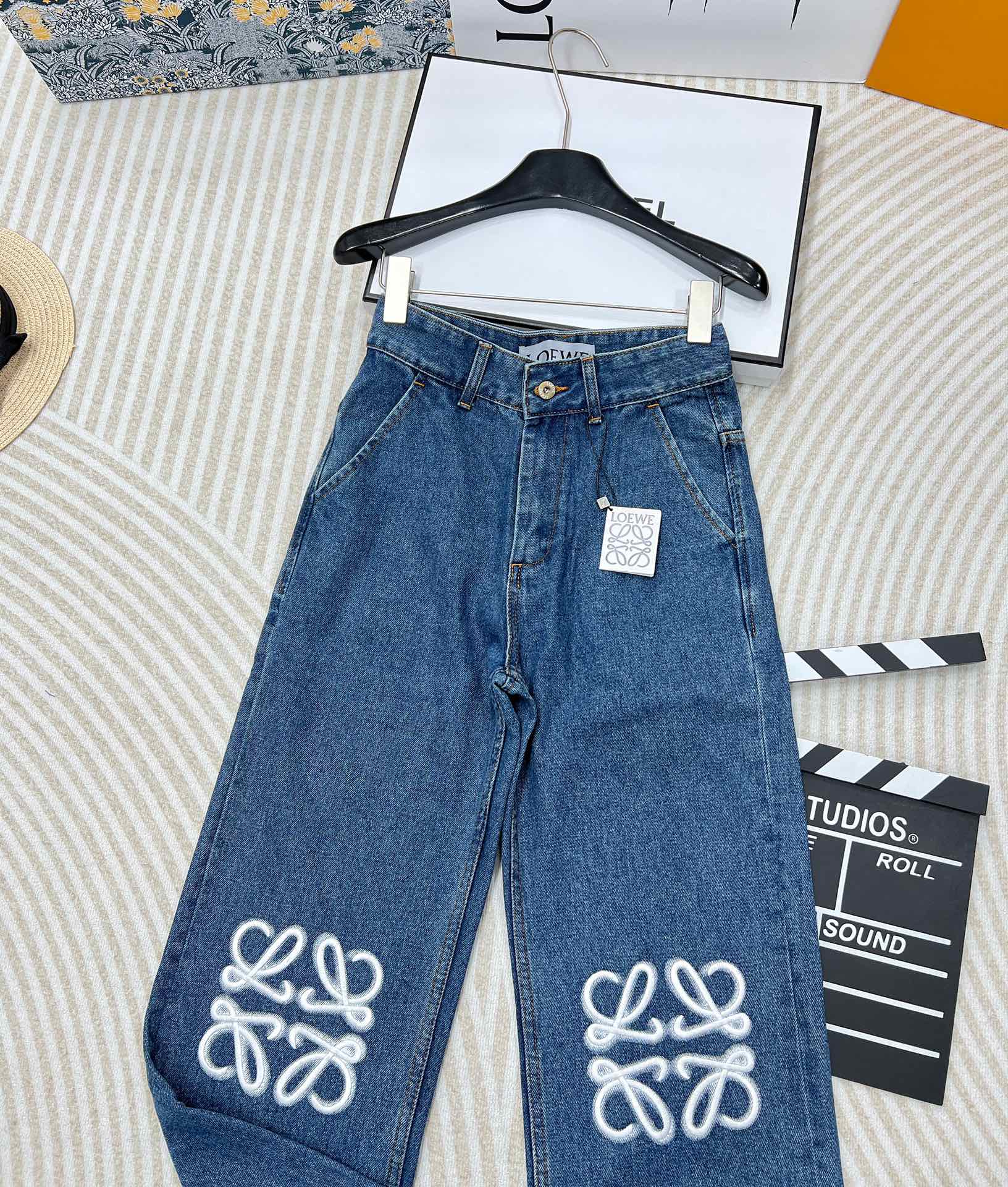 🆕 LOEWE 经典款刺绣logo直筒牛仔裤版型面料做工完全做到了1:1，这款把经典的大 LOGO设计在
