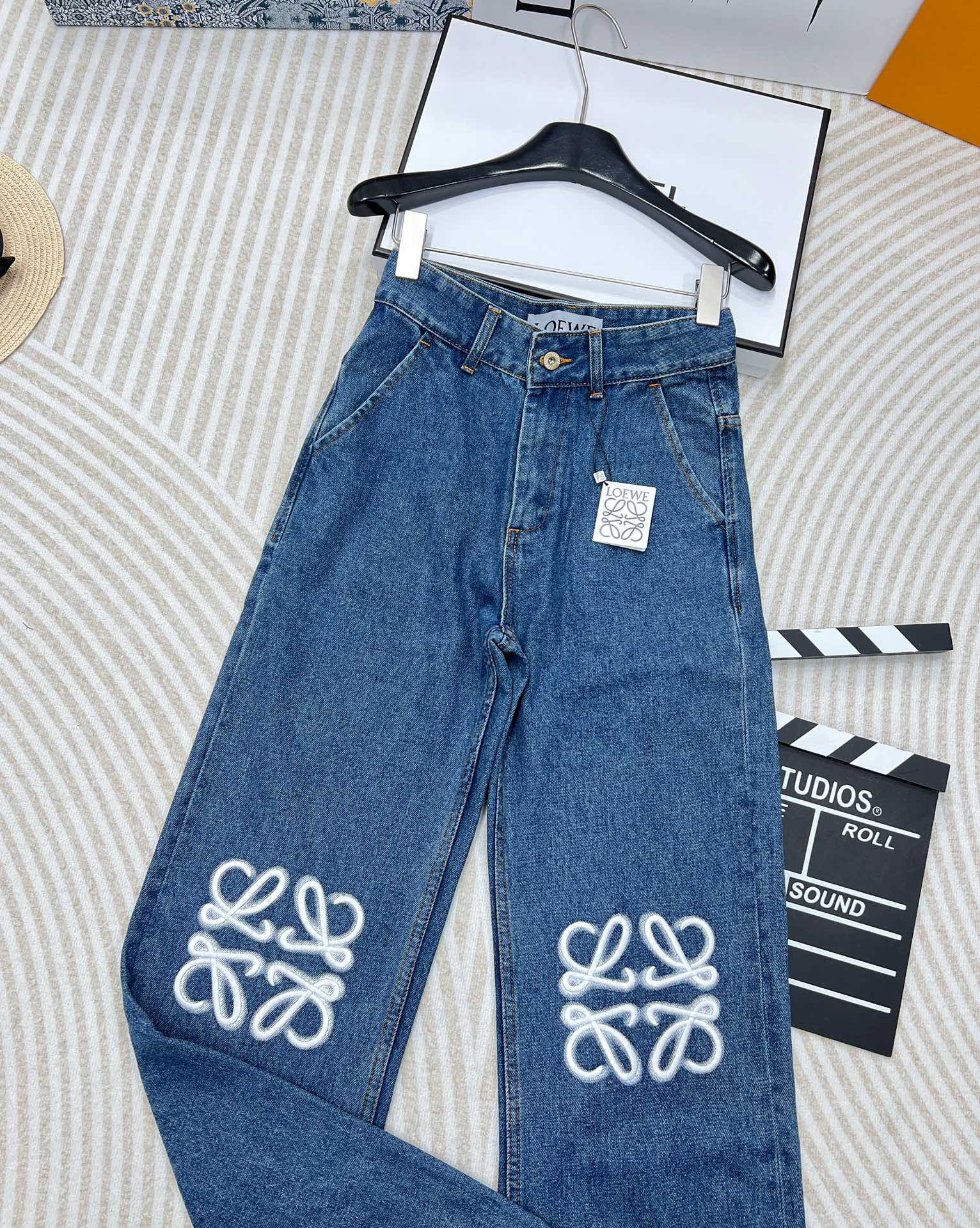 🆕 LOEWE 经典款刺绣logo直筒牛仔裤版型面料做工完全做到了1:1，这款把经典的大 LOGO设计在