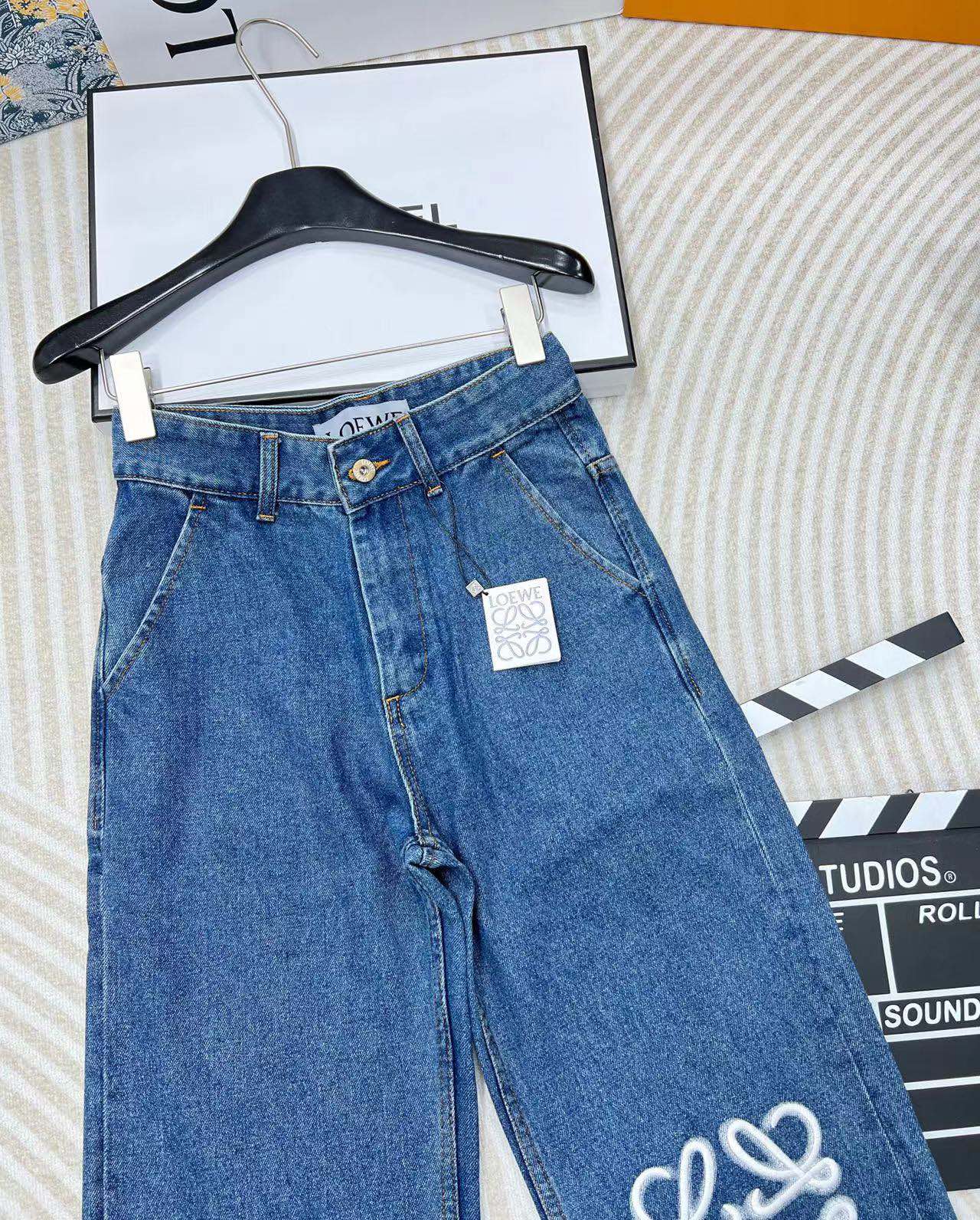 🆕 LOEWE 经典款刺绣logo直筒牛仔裤版型面料做工完全做到了1:1，这款把经典的大 LOGO设计在
