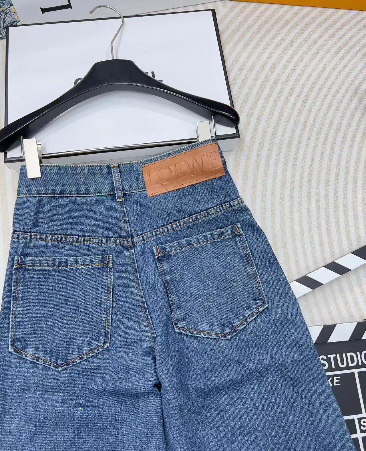🆕 LOEWE 经典款刺绣logo直筒牛仔裤版型面料做工完全做到了1:1，这款把经典的大 LOGO设计在